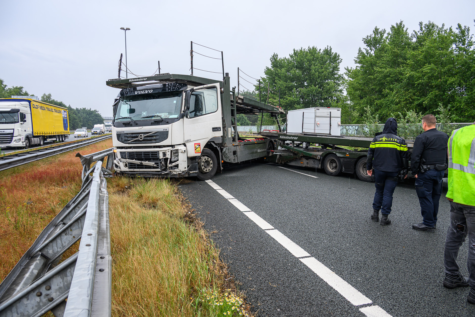 Vrachtwagen met oplegger geschaard op snelweg