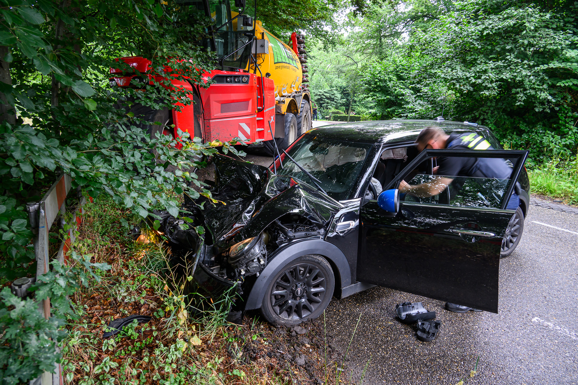 Automobilist in botsing met landbouwvoertuig