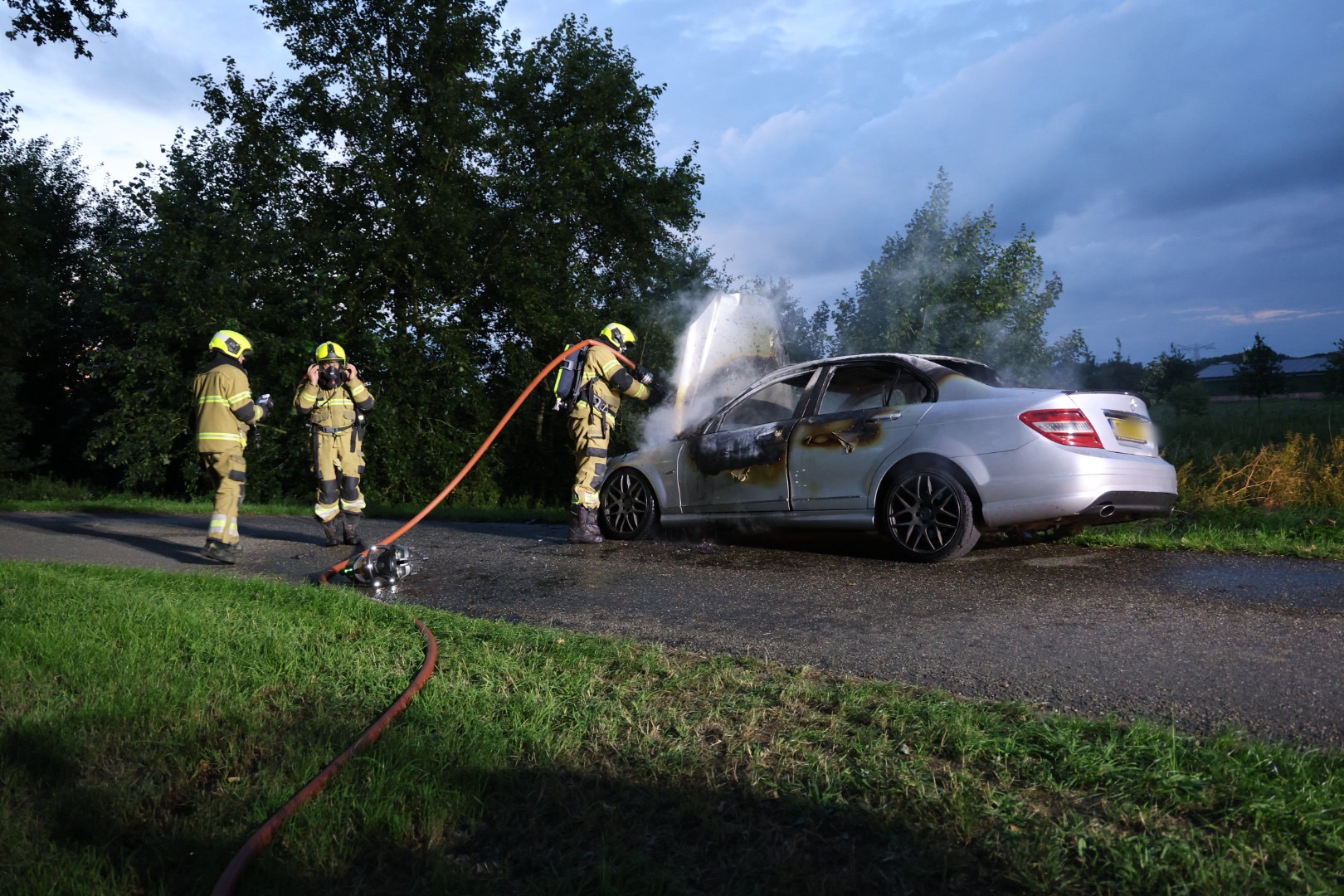 Auto vliegt in brand, mogelijk door technisch mankement