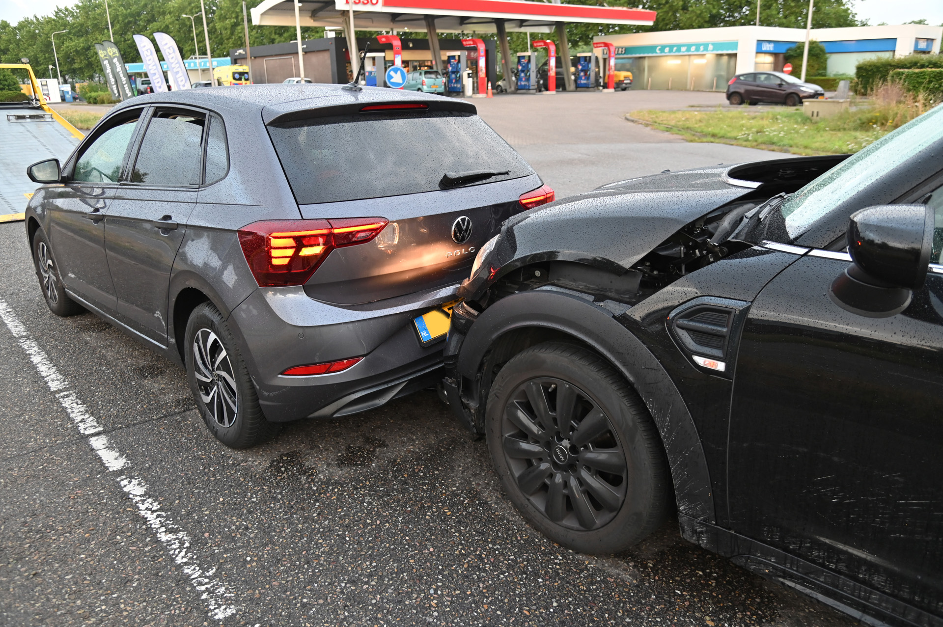 Veel schade na kopstaartbotsing, weg deels afgesloten