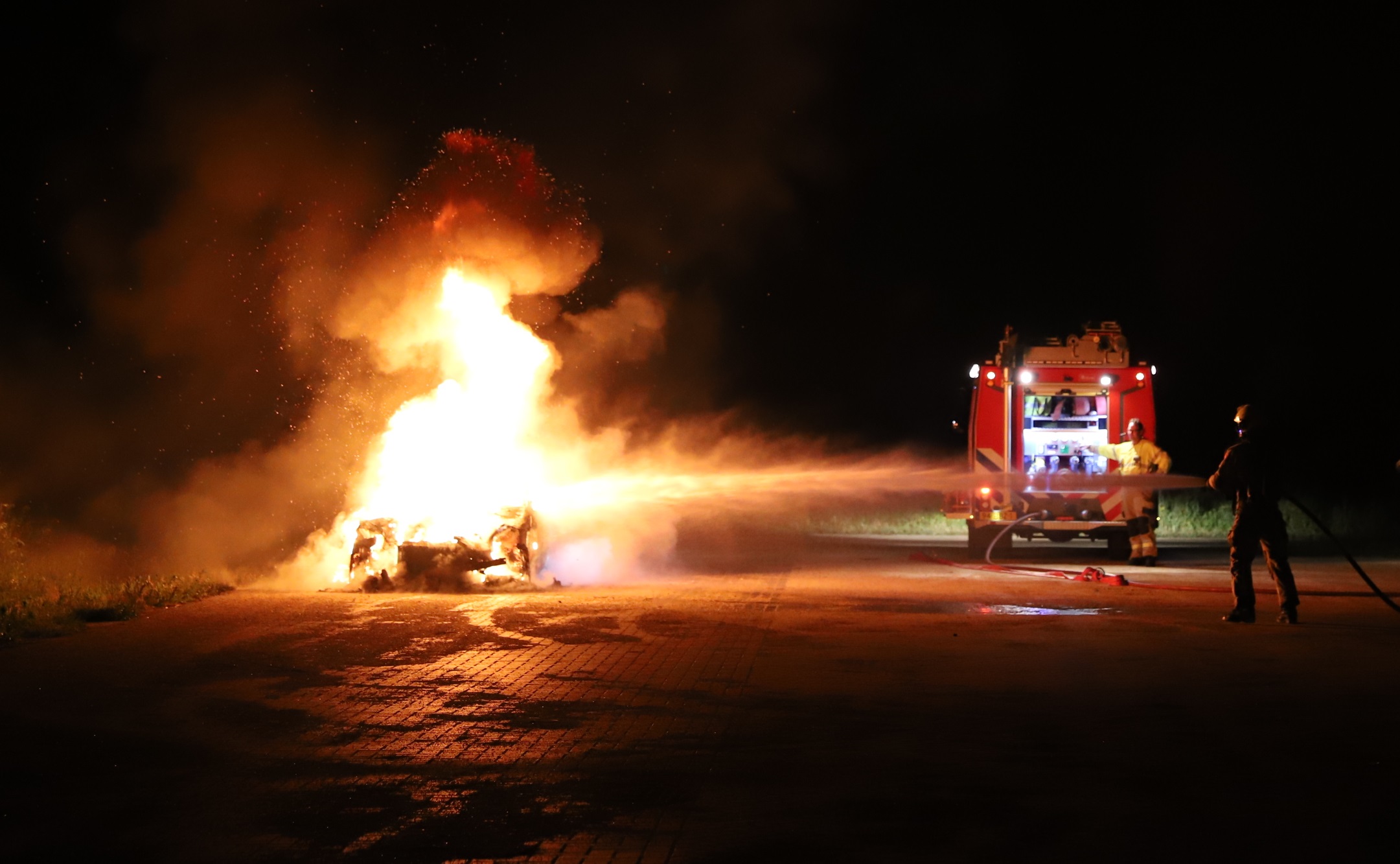 Auto uitgebrand op parkeerterrein, politie onderzoekt oorzaak
