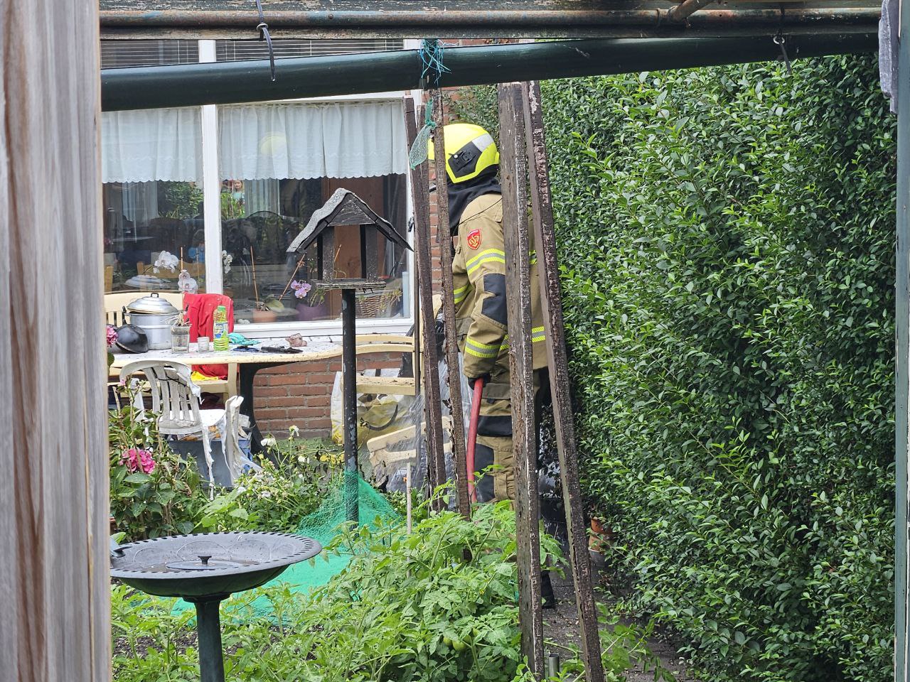 Kliko vat vlam naast woning