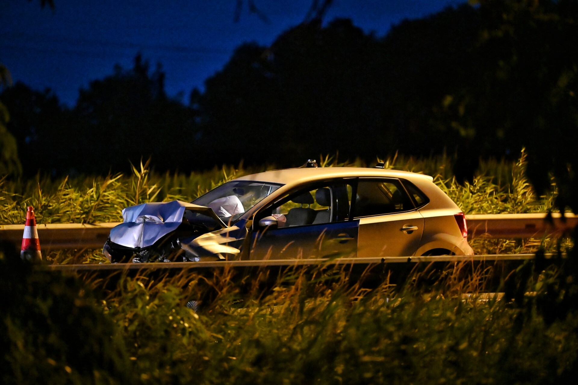 Auto botst op aanhanger, bestuurder raakt gewond