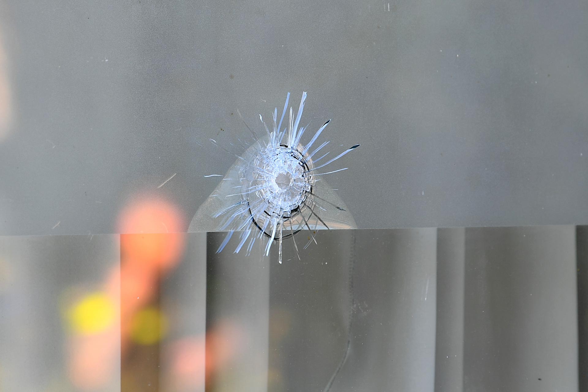 Woning beschoten, kogelgaten in ruit