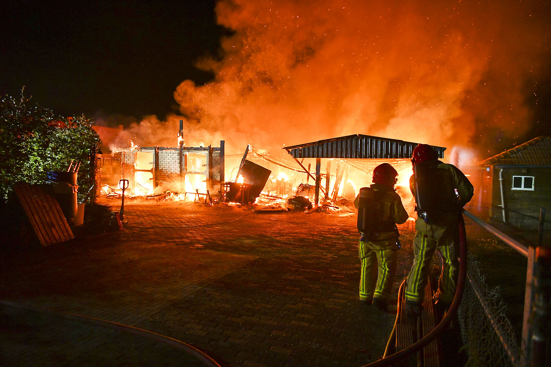 Uitslaande brand verwoest schuren achter woning, twee varkens gered