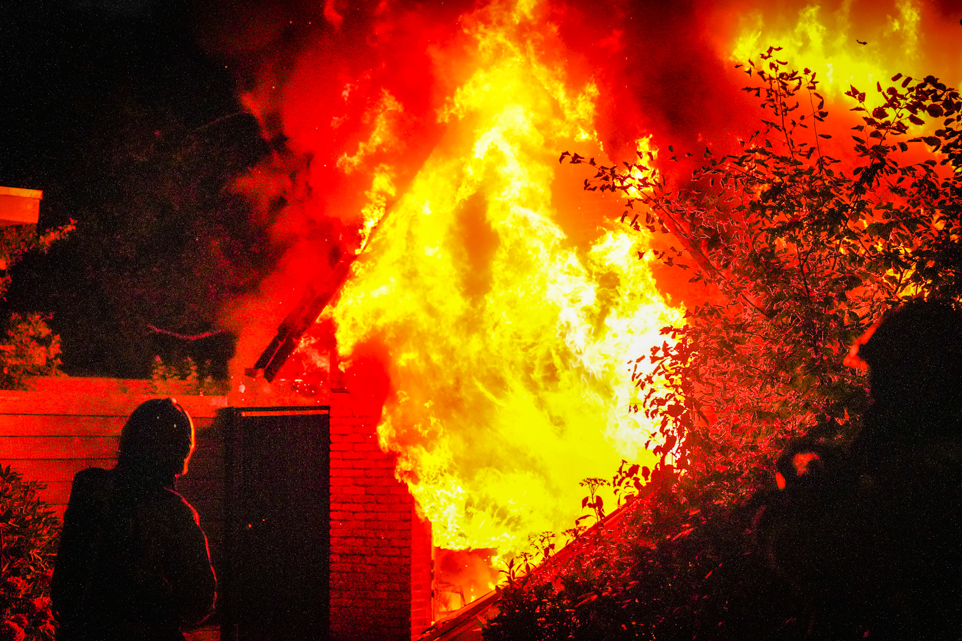 Uitslaande brand verwoest schuur met elektrische auto, fietsen en scooter