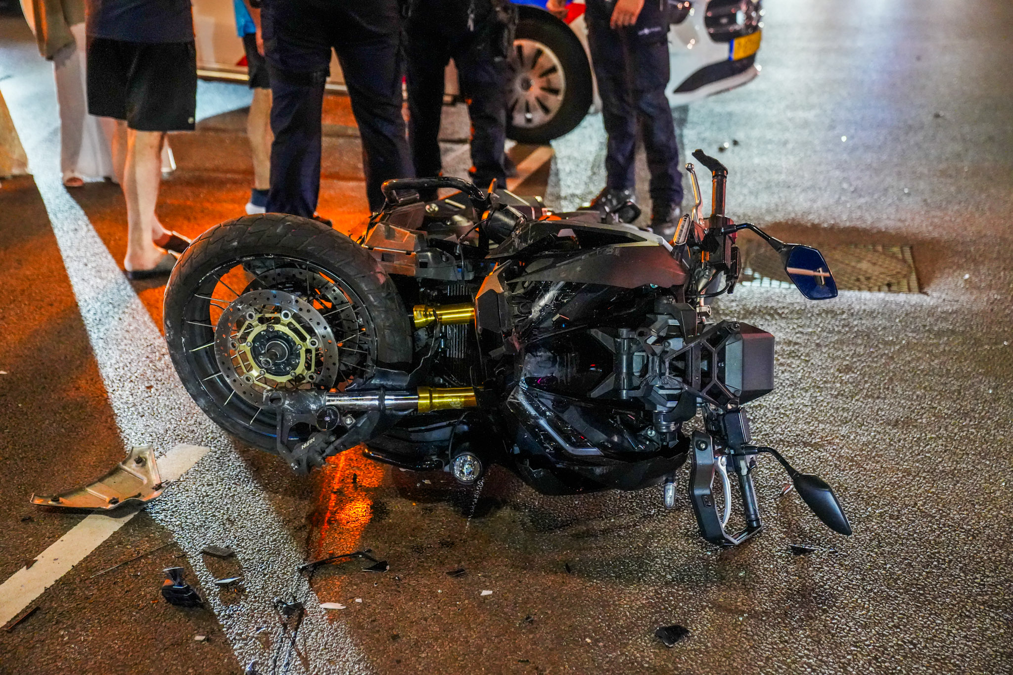 Motorrijder zonder rijbewijs botst tegen auto