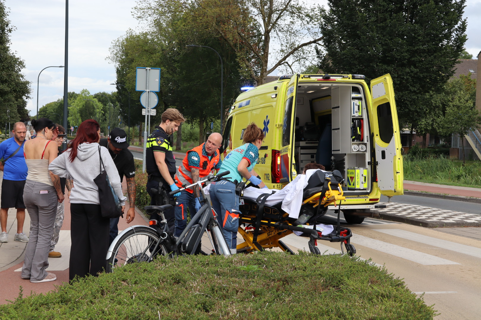 Scooterrijder botst tegen paal en raakt gewond