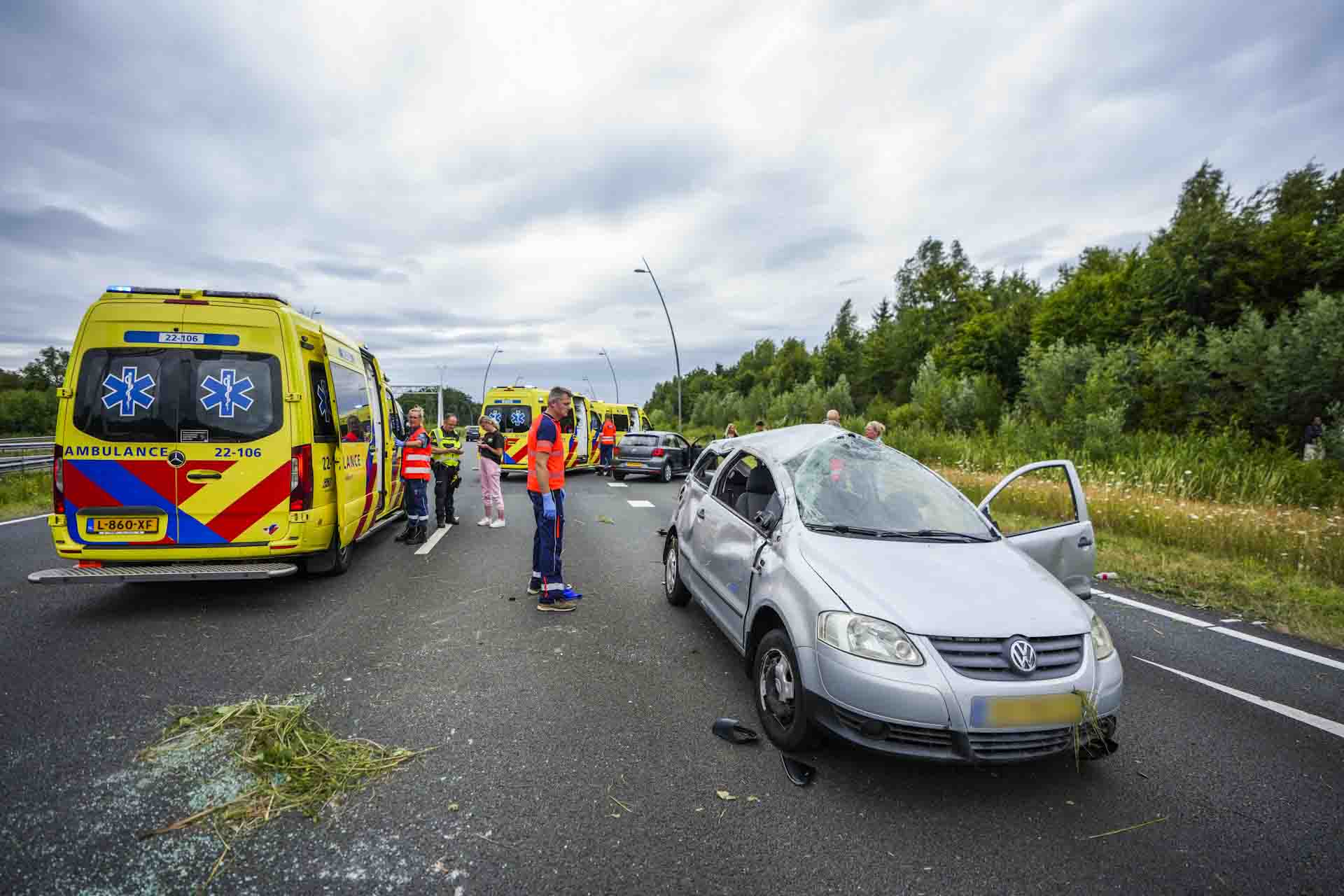 Auto slaat over de kop op snelweg, één inzittende uit voertuig geslingerd