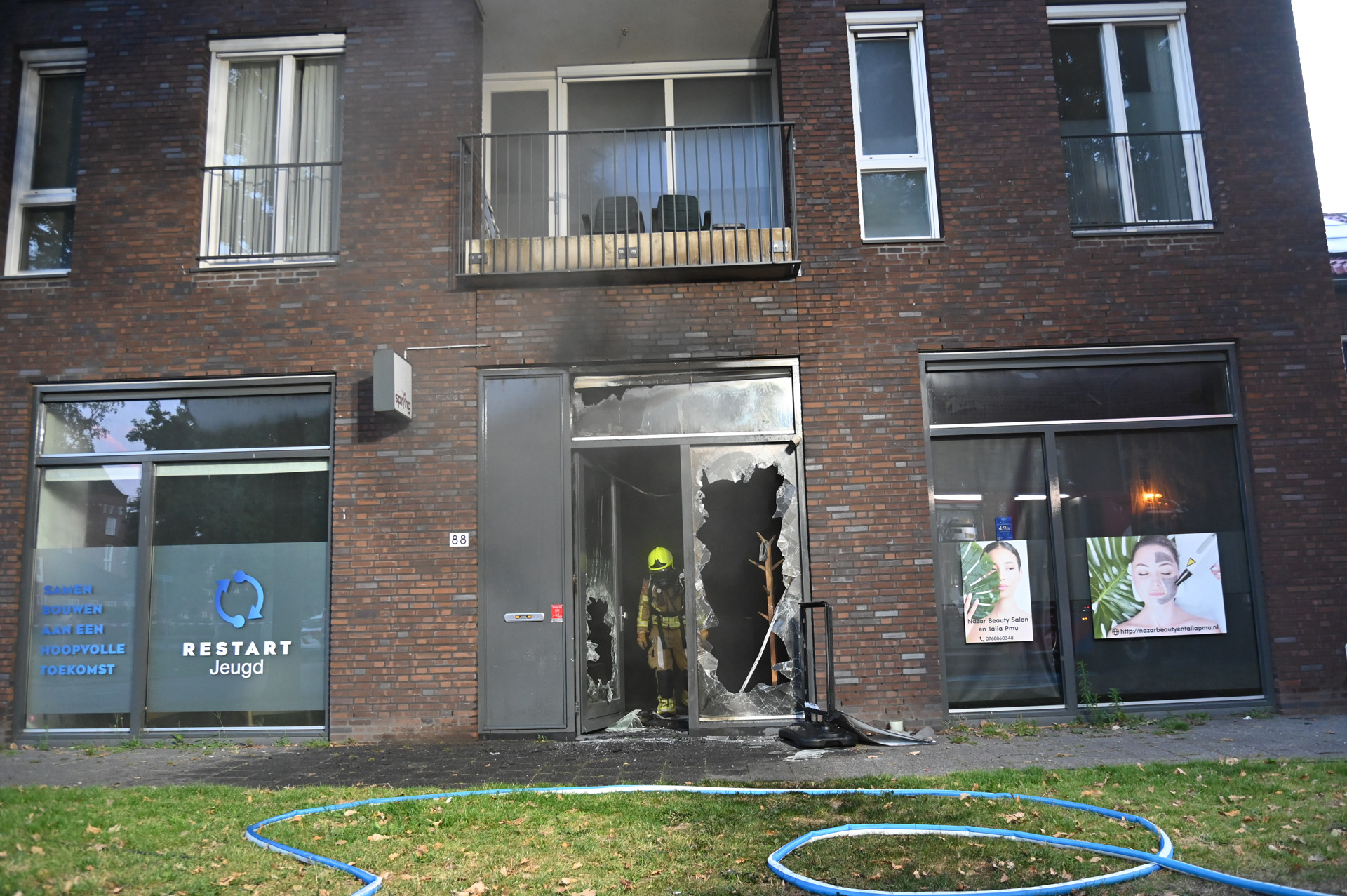 Explosief gegooid naar beautysalon: zes woningen ontruimd, man (43) aangehouden