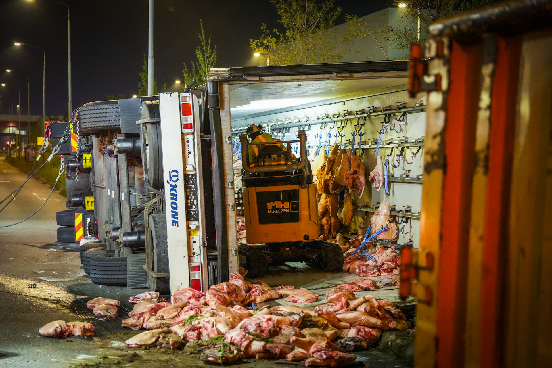 Vrachtwagen vol varkensvlees kantelt, chauffeur ongedeerd