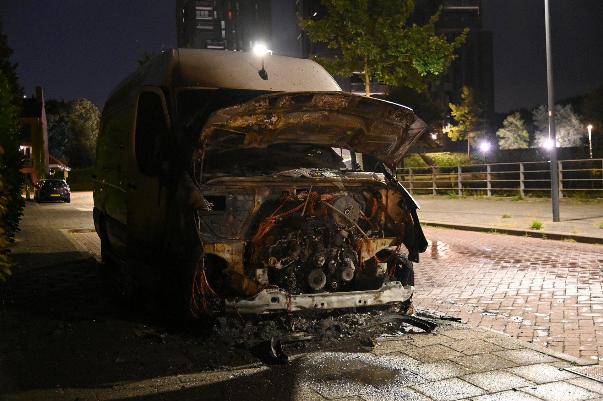 Bestelbus door brand verwoest