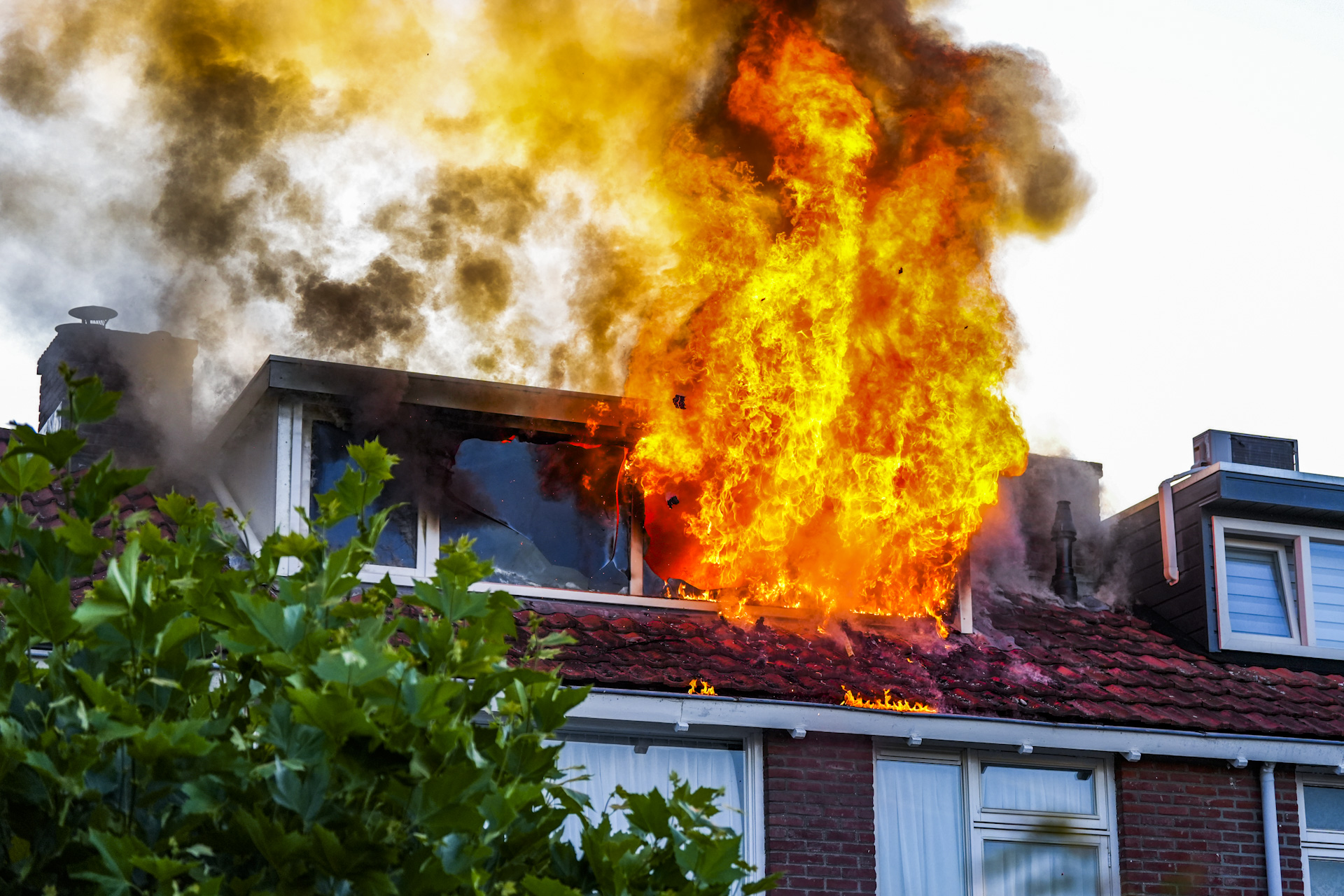 Grote brand op zolder, buurt boos over schade naastgelegen panden
