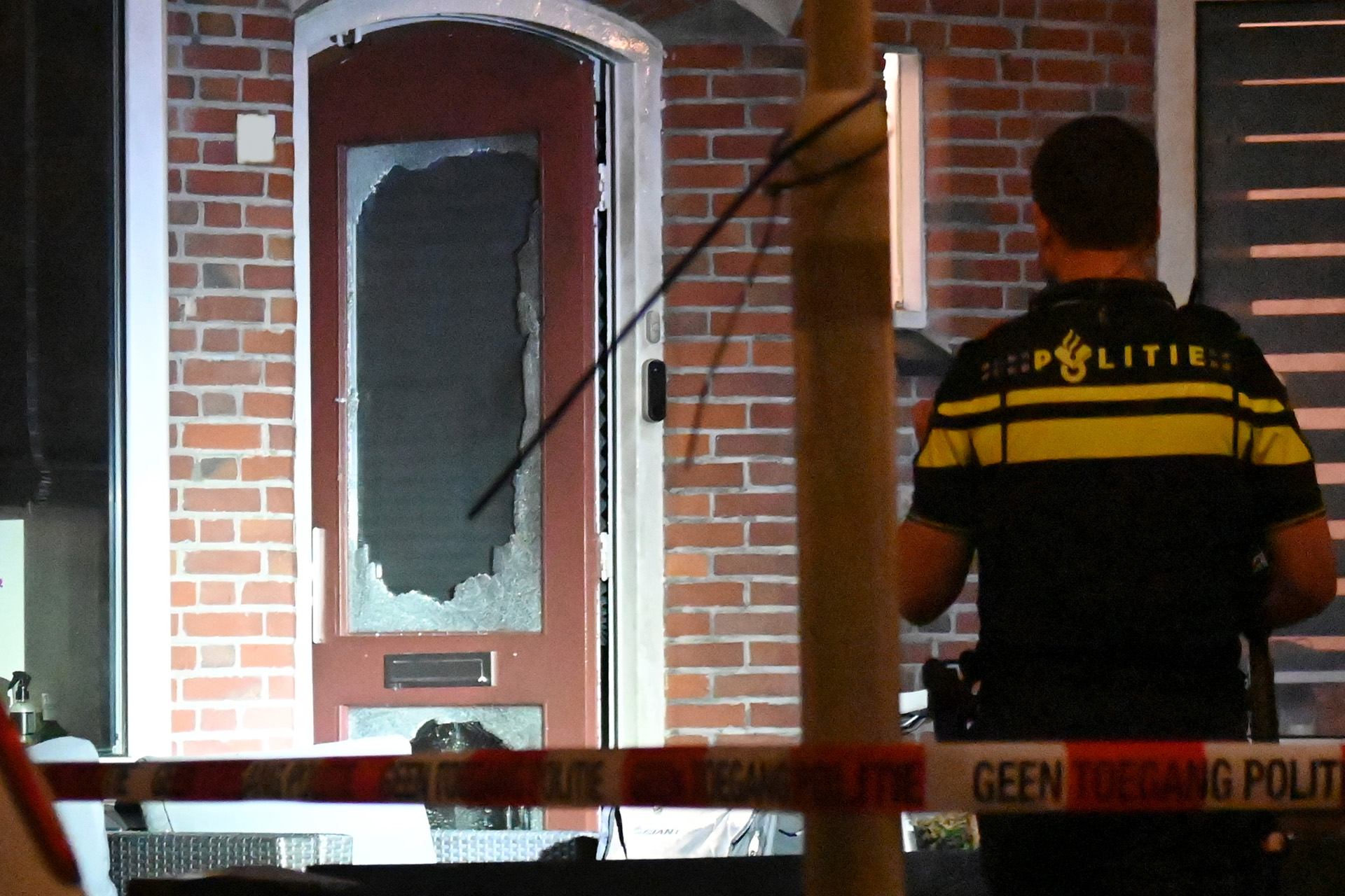 Ruit verwoest door explosie bij woning