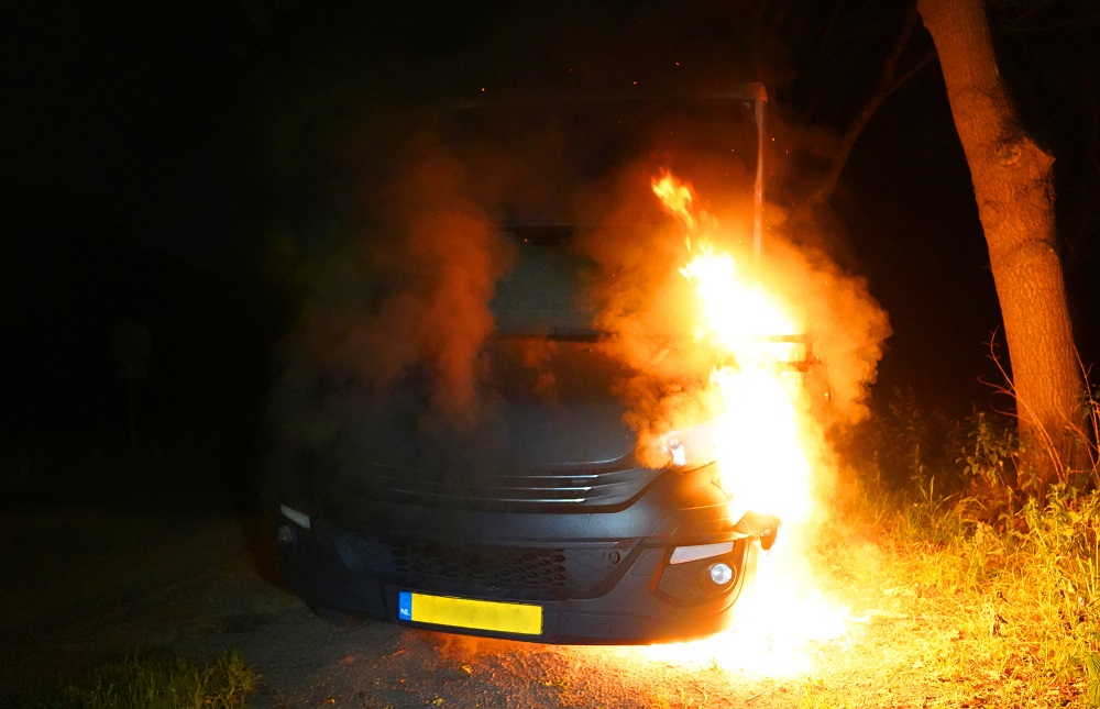Bakwagen uitgebrand in buitengebied