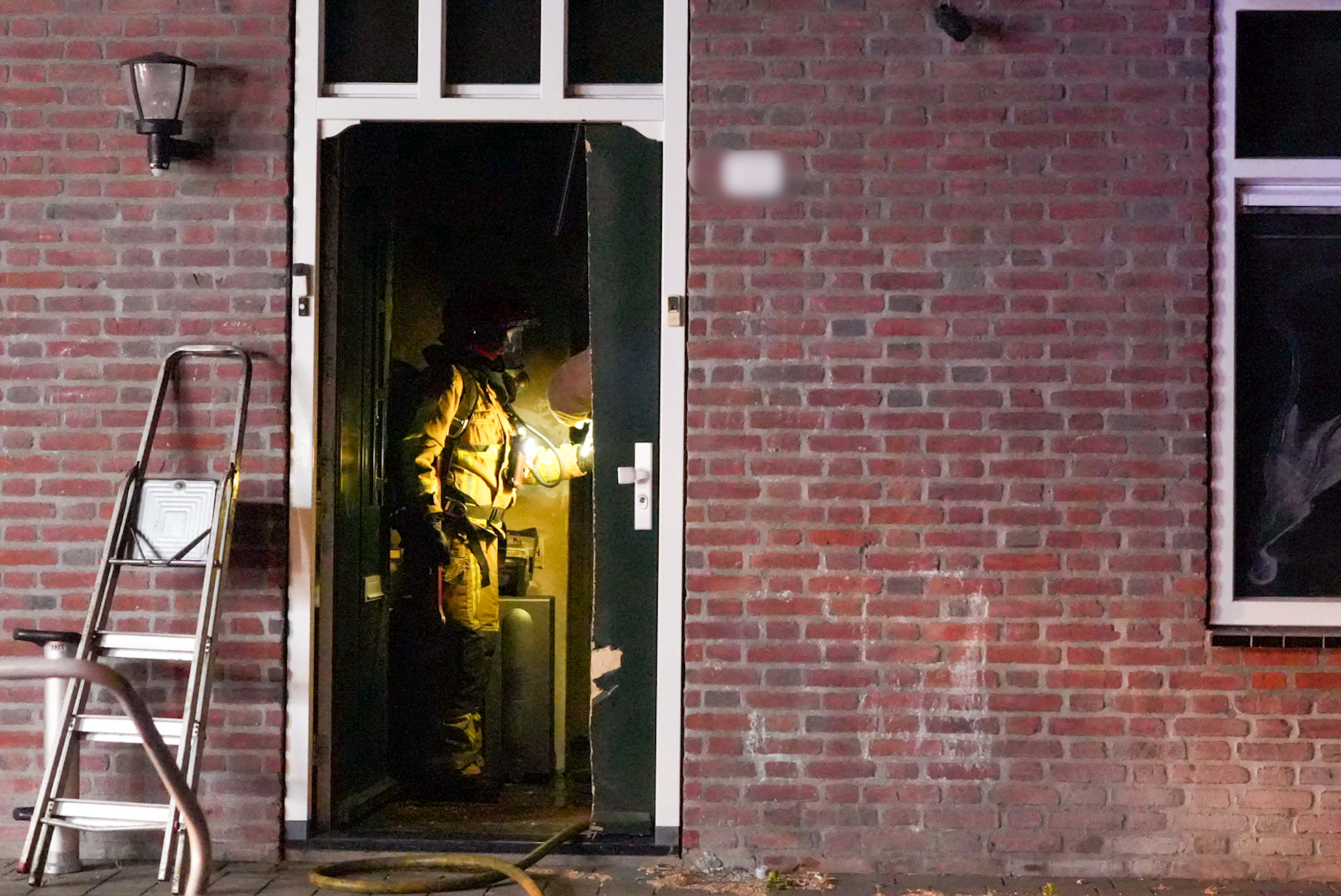 Brandweer redt man uit brandend huis door deur open te zagen