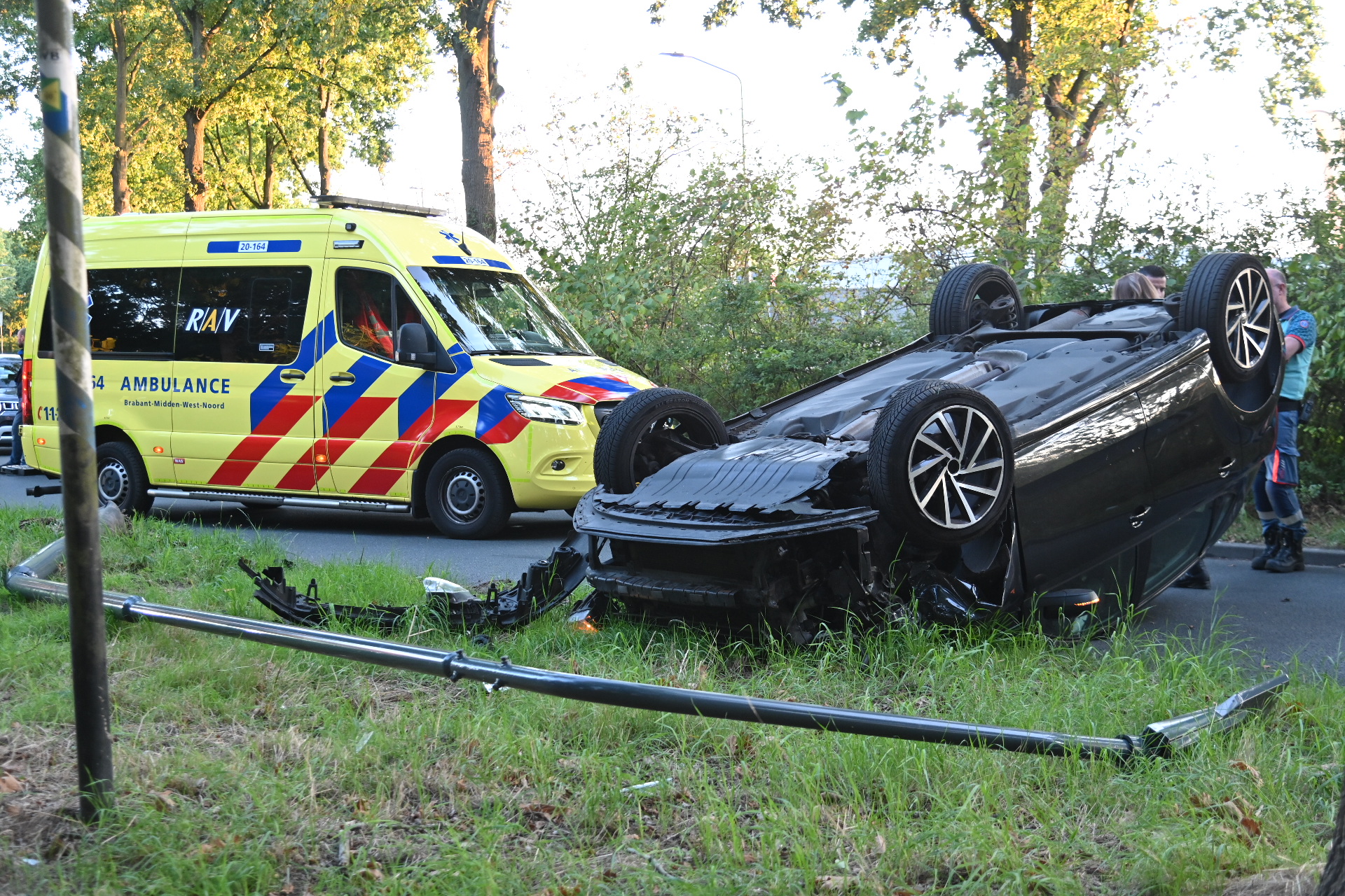 Auto ramt lantaarnpaal en slaat over de kop