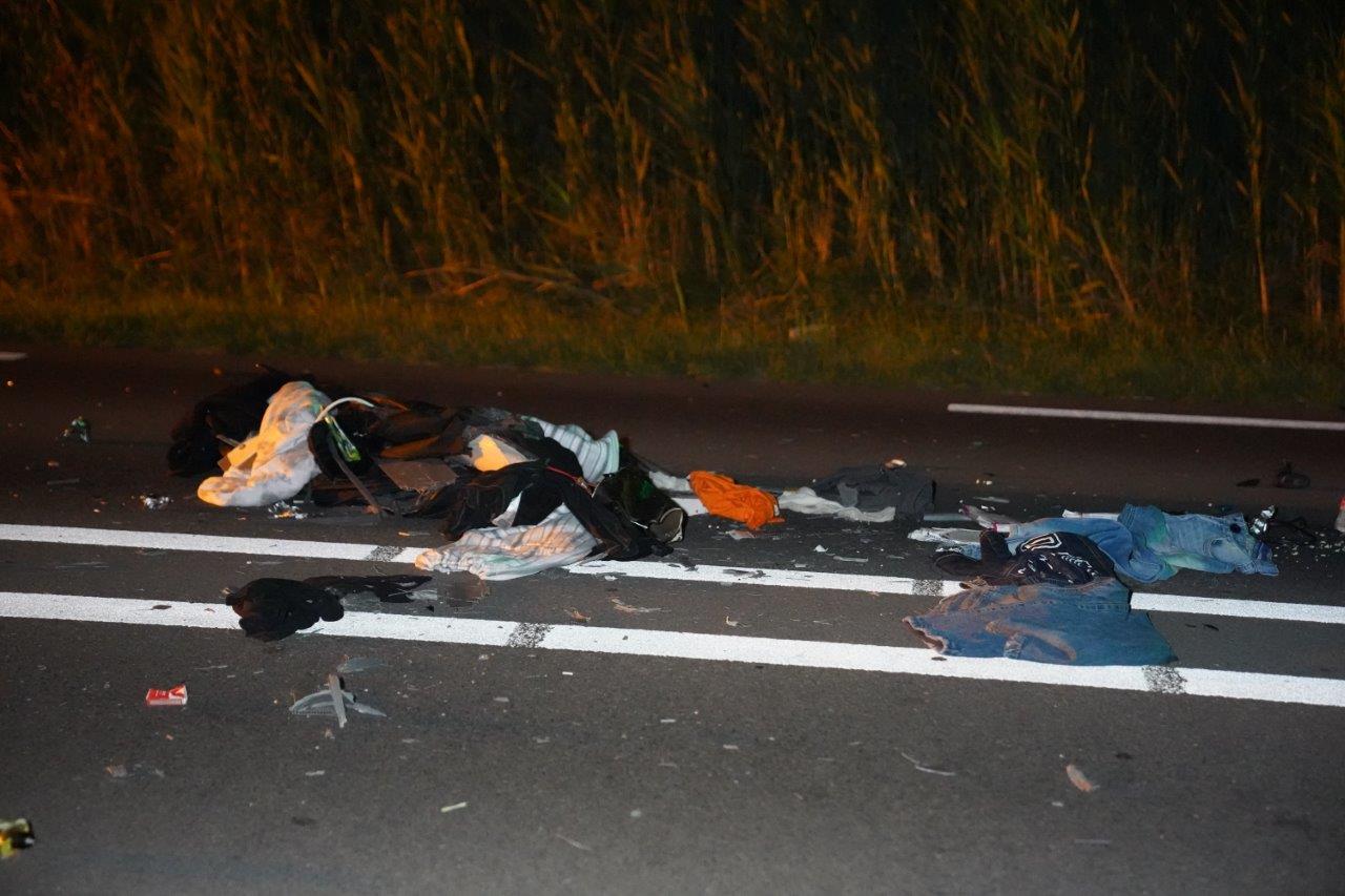 Voetganger met bagage zwaargewond bij aanrijding in het donker