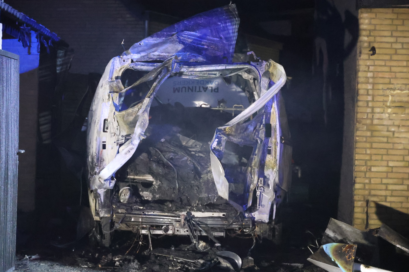 Bestelbus ontploft: twee mensen gewond en woning beschadigd