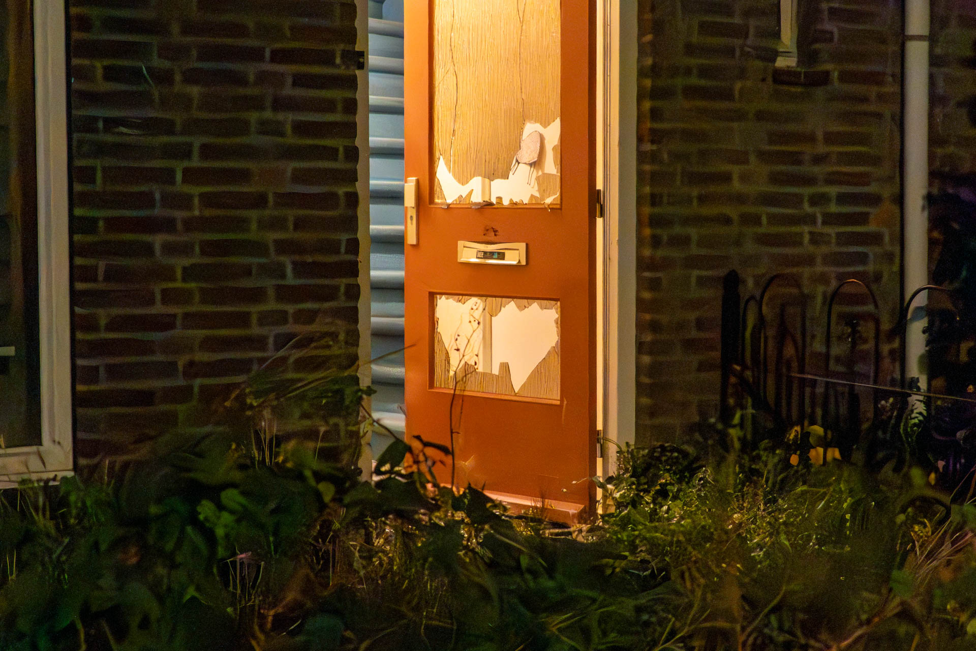 Explosief door brievenbus gegooid, veel schade aan woning