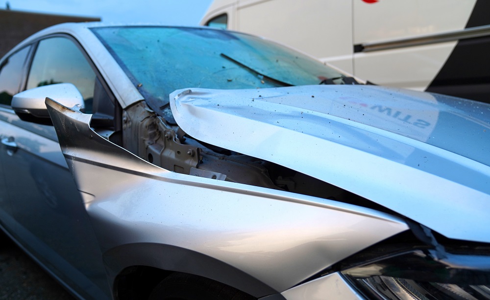 Auto dakdekker verwoest met zwaar vuurwerk