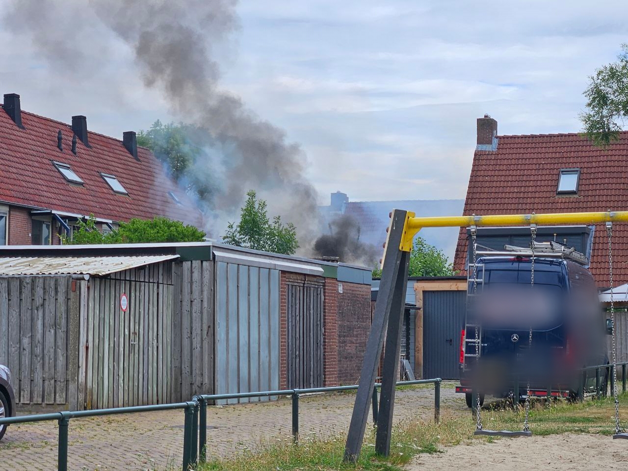 Houten schuurtje in brand, overslag voorkomen