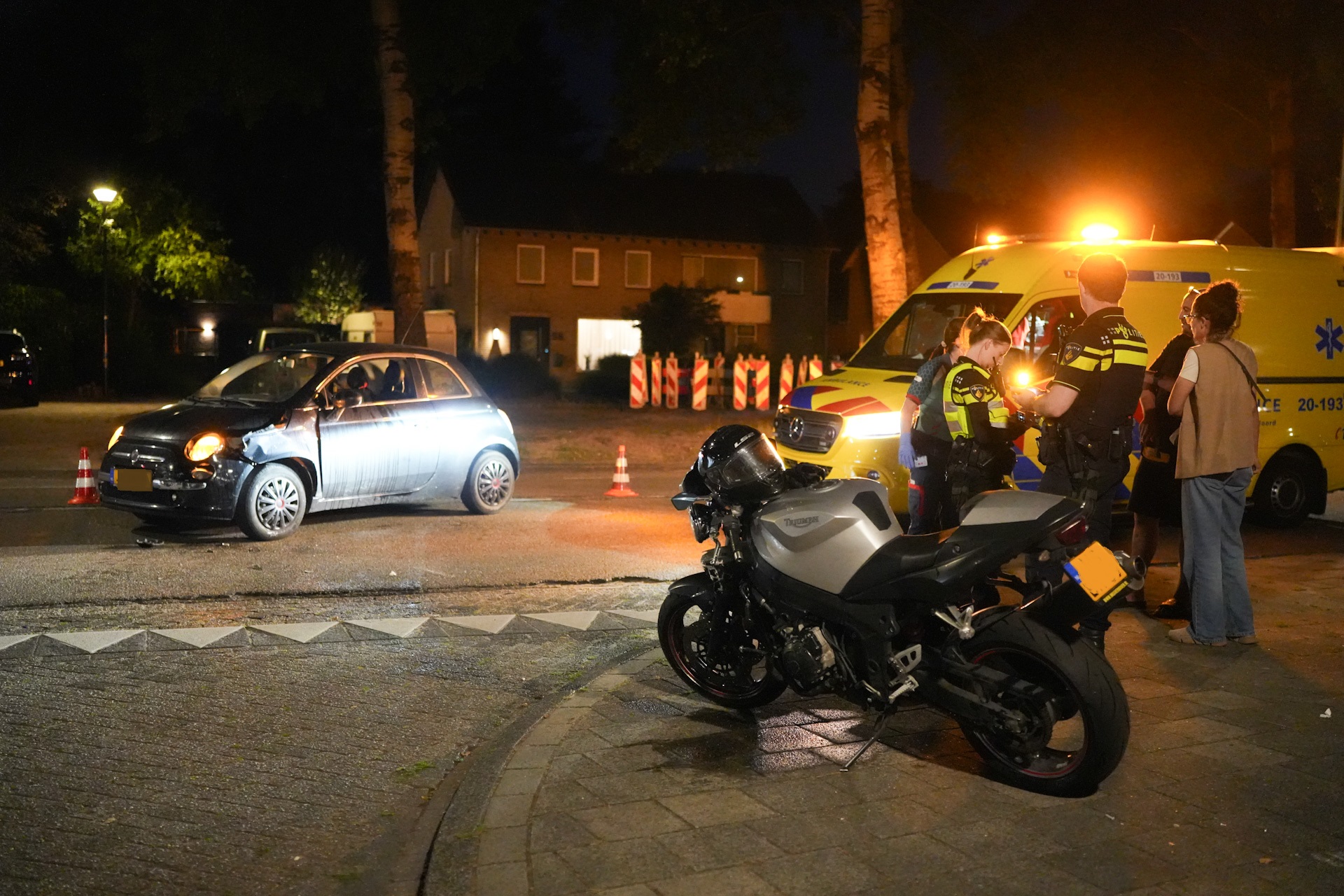 Auto en motor botsen op elkaar, motorrijder gewond naar ziekenhuis