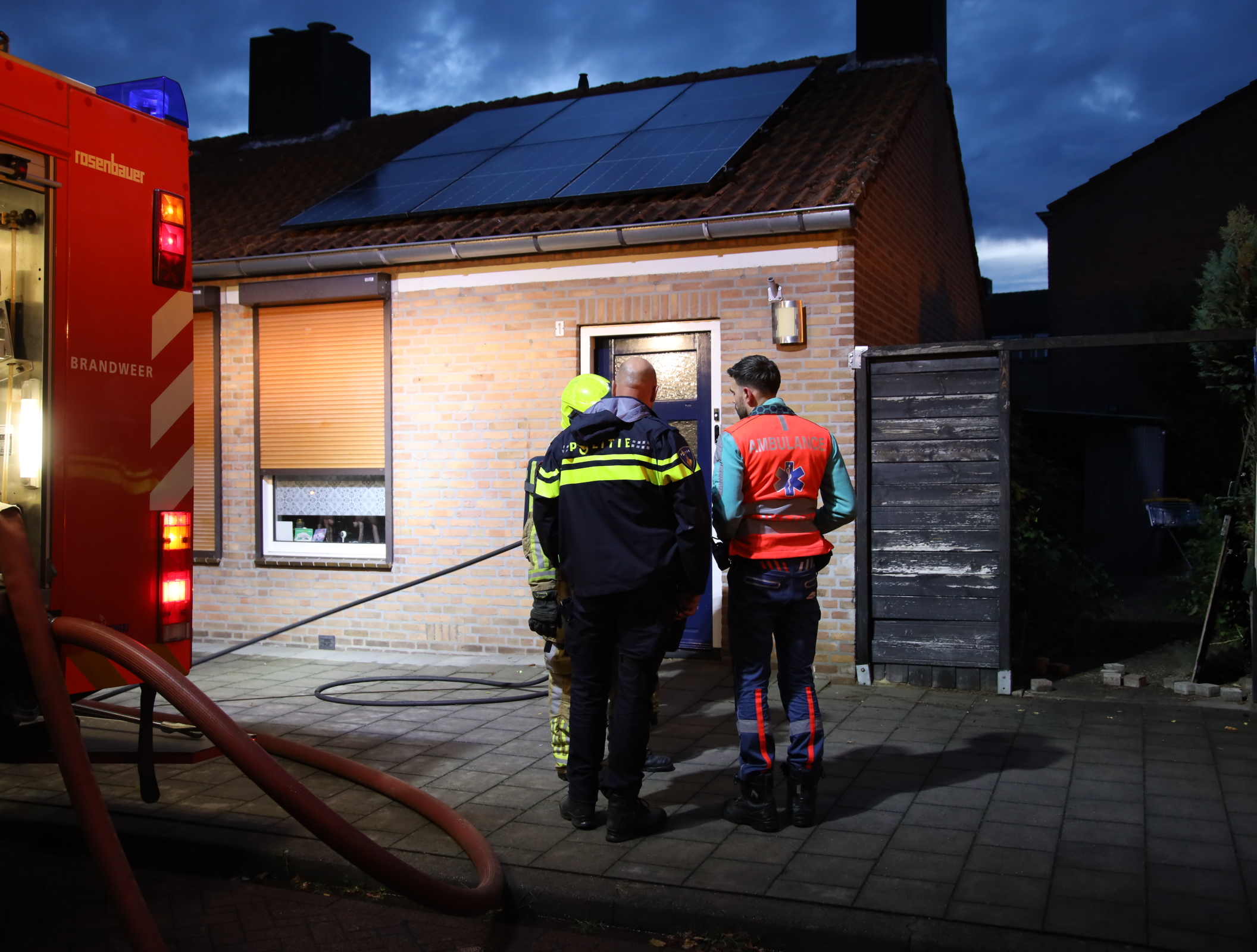 Keukenbrand in woning, twee personen ademen rook in