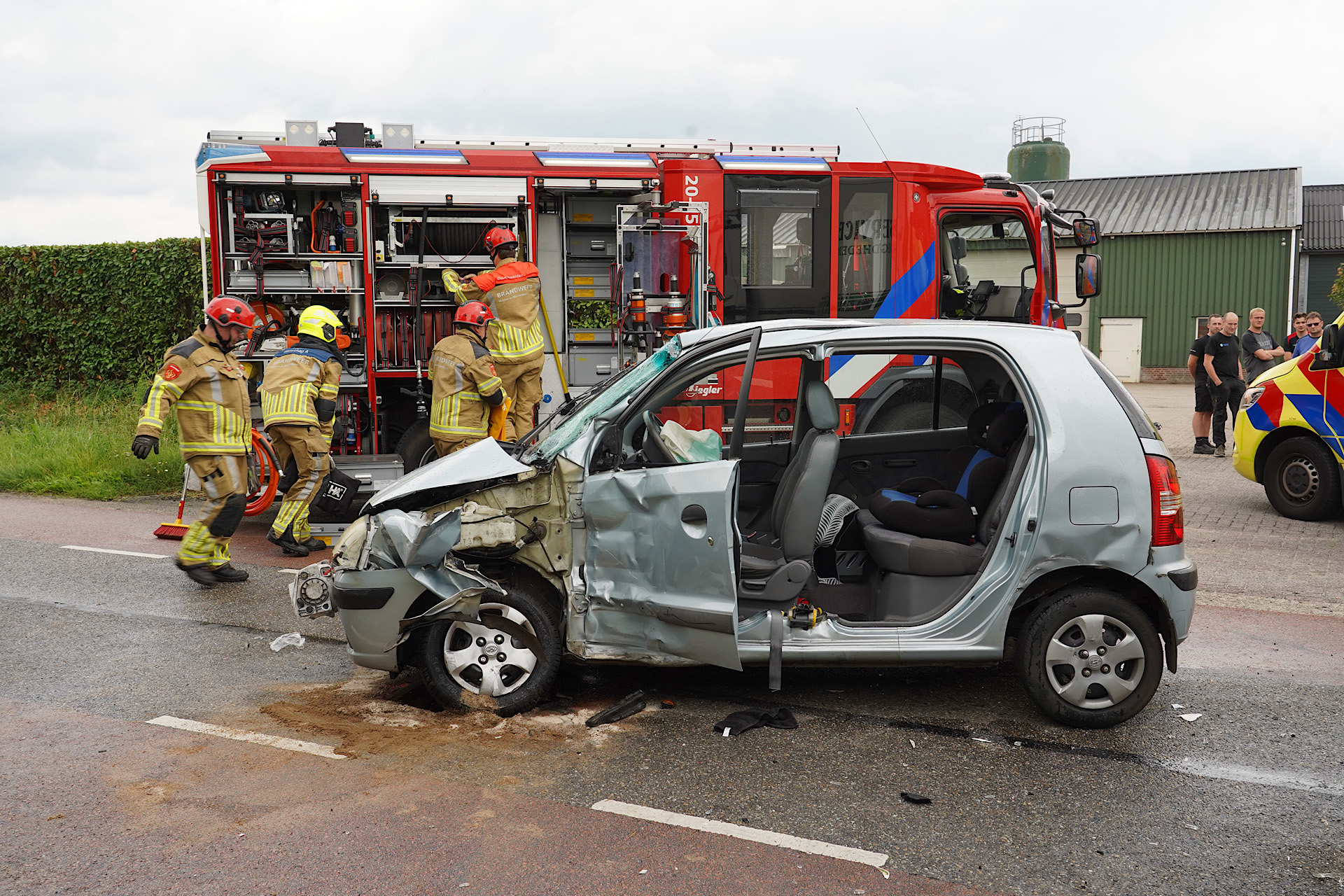 Automobiliste bekneld na botsing met vrachtwagen
