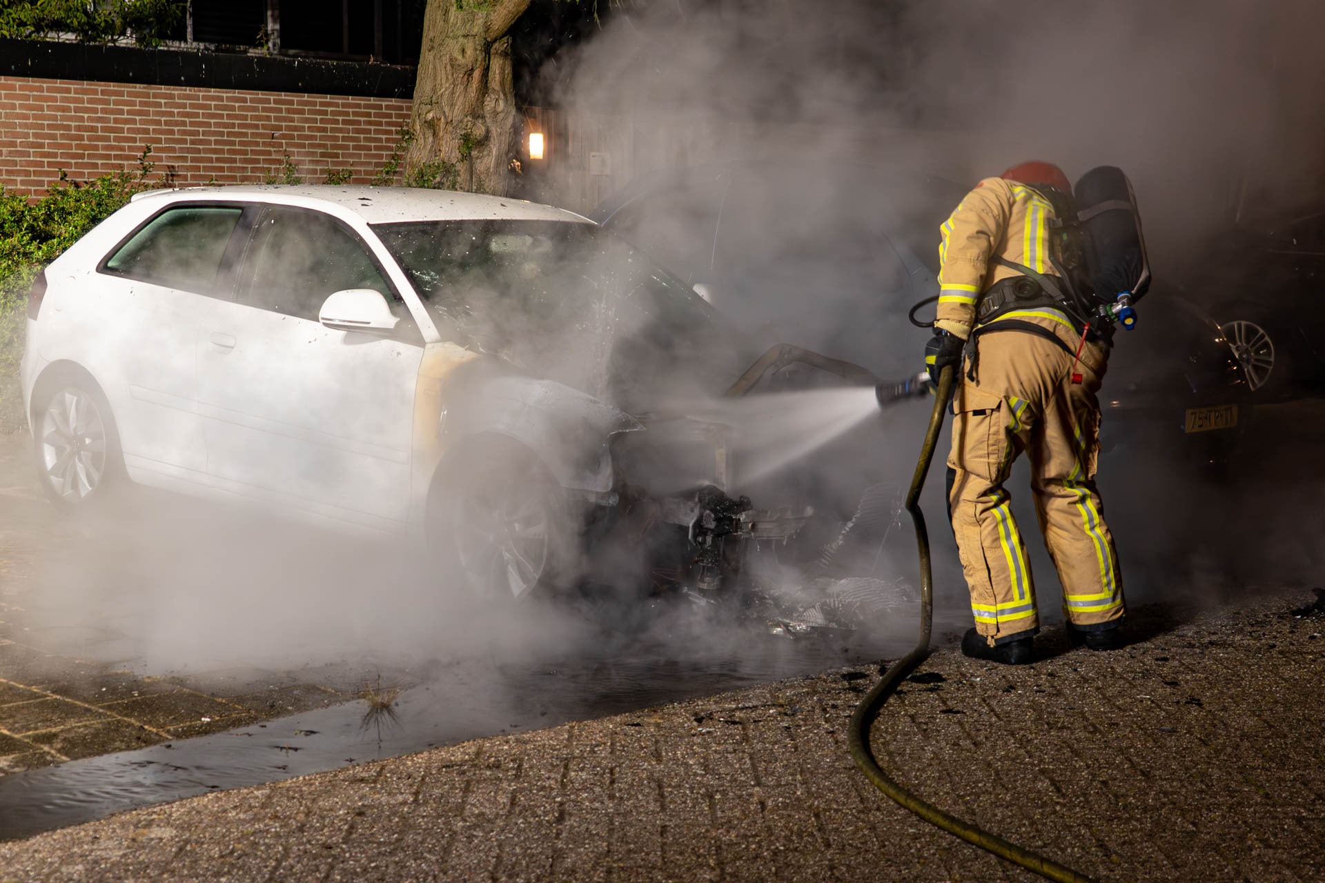 Geparkeerde auto uitgebrand, politie onderzoekt oorzaak