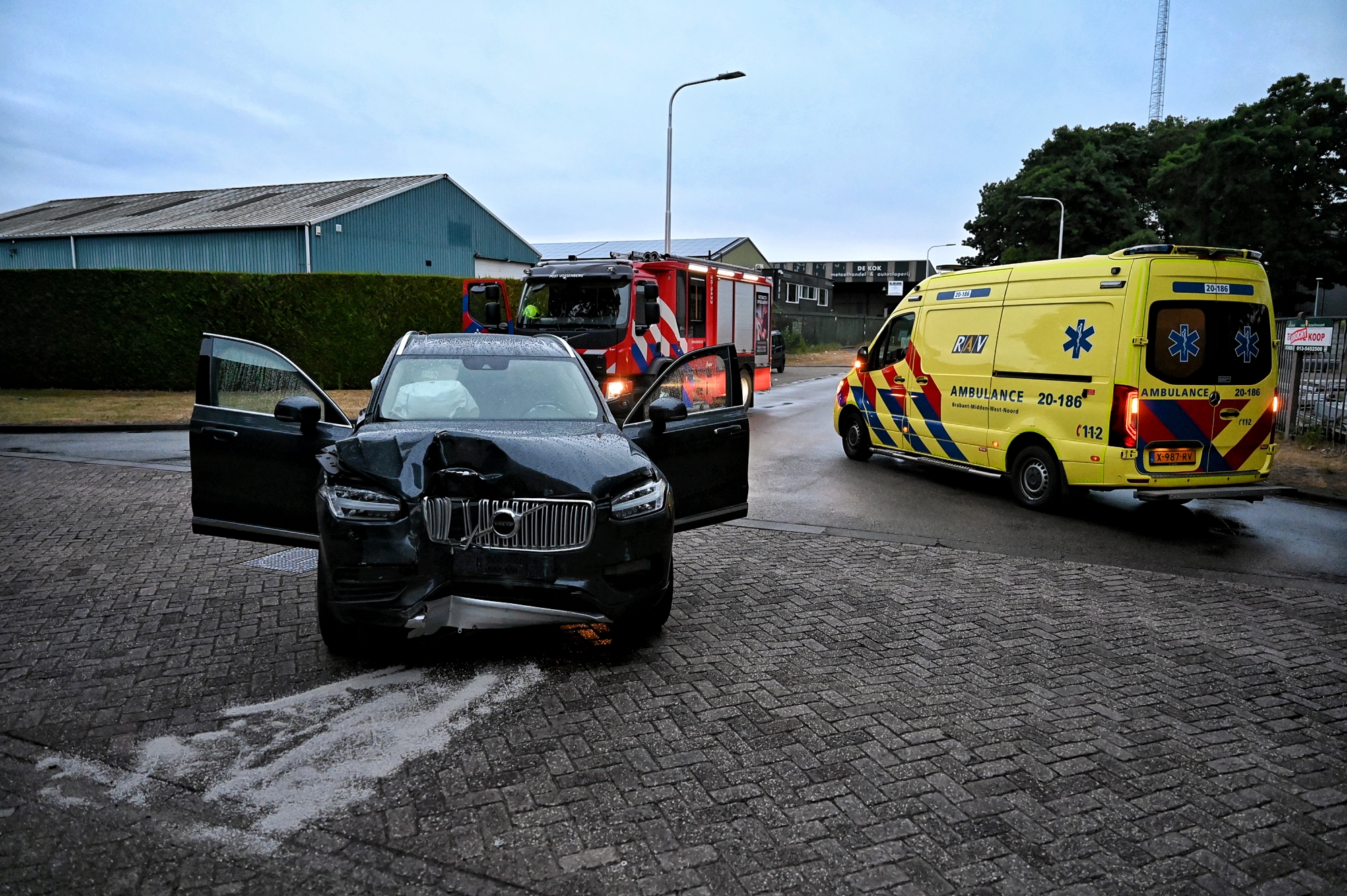 Auto botst tegen bedrijfspand: man en vrouw gewond