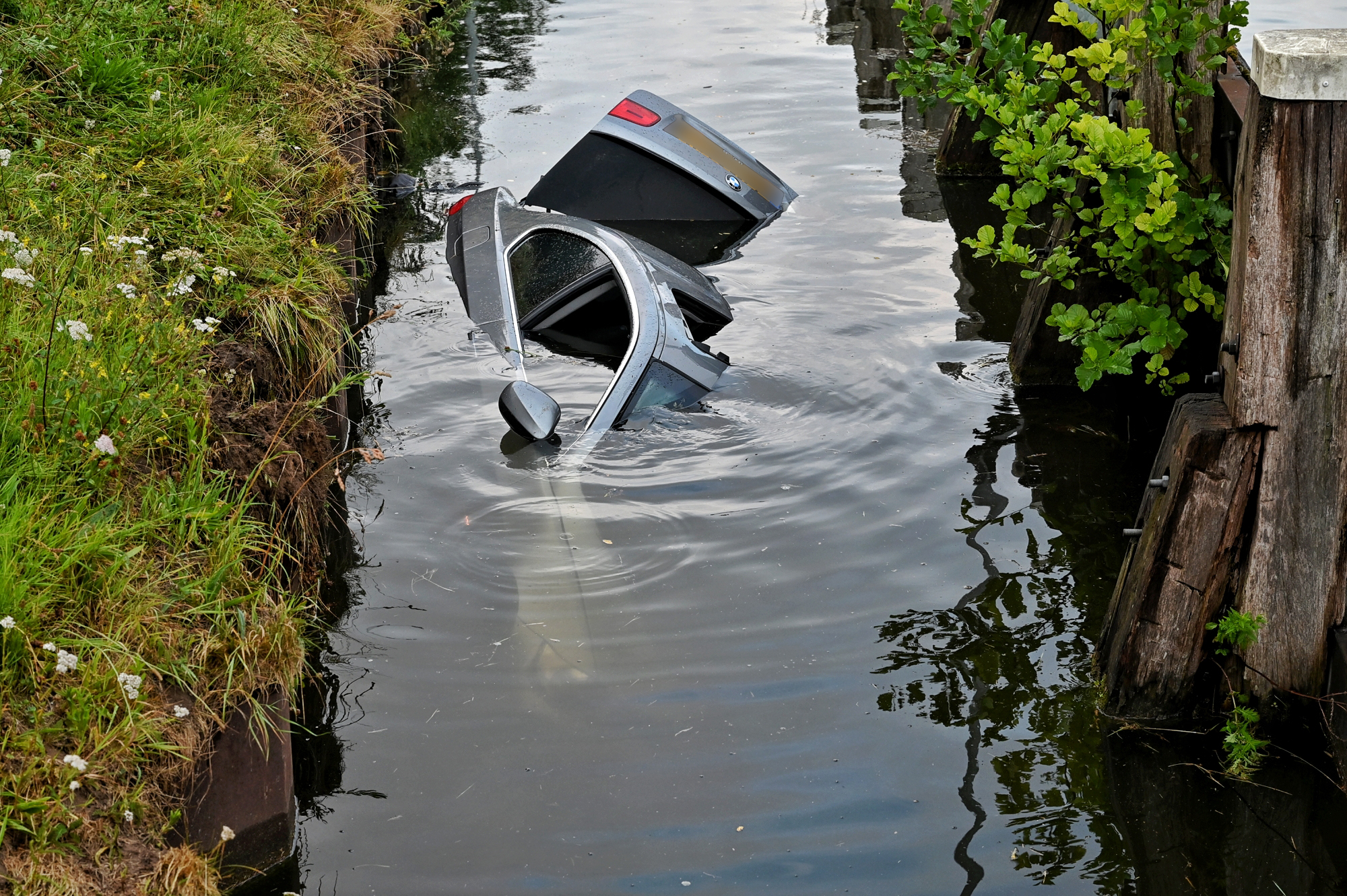 Bestuurder aangehouden nadat hij auto kanaal inrijdt