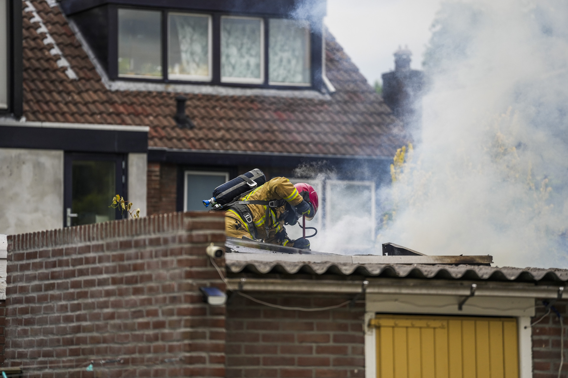 Schuurtje volledig verwoest door brand achter woning