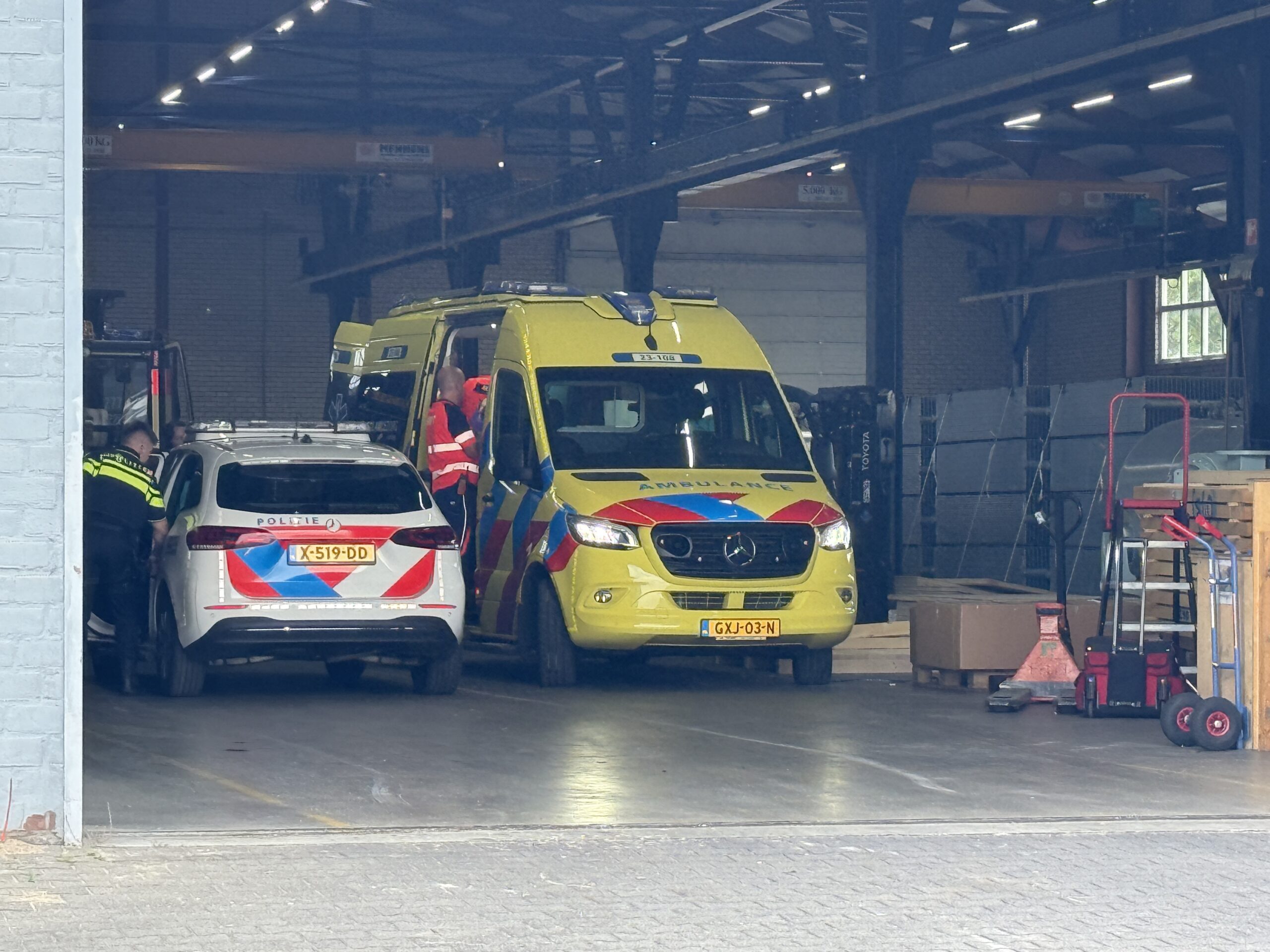 Man komt tussen vrachtwagen en container terecht en raakt ernstig gewond