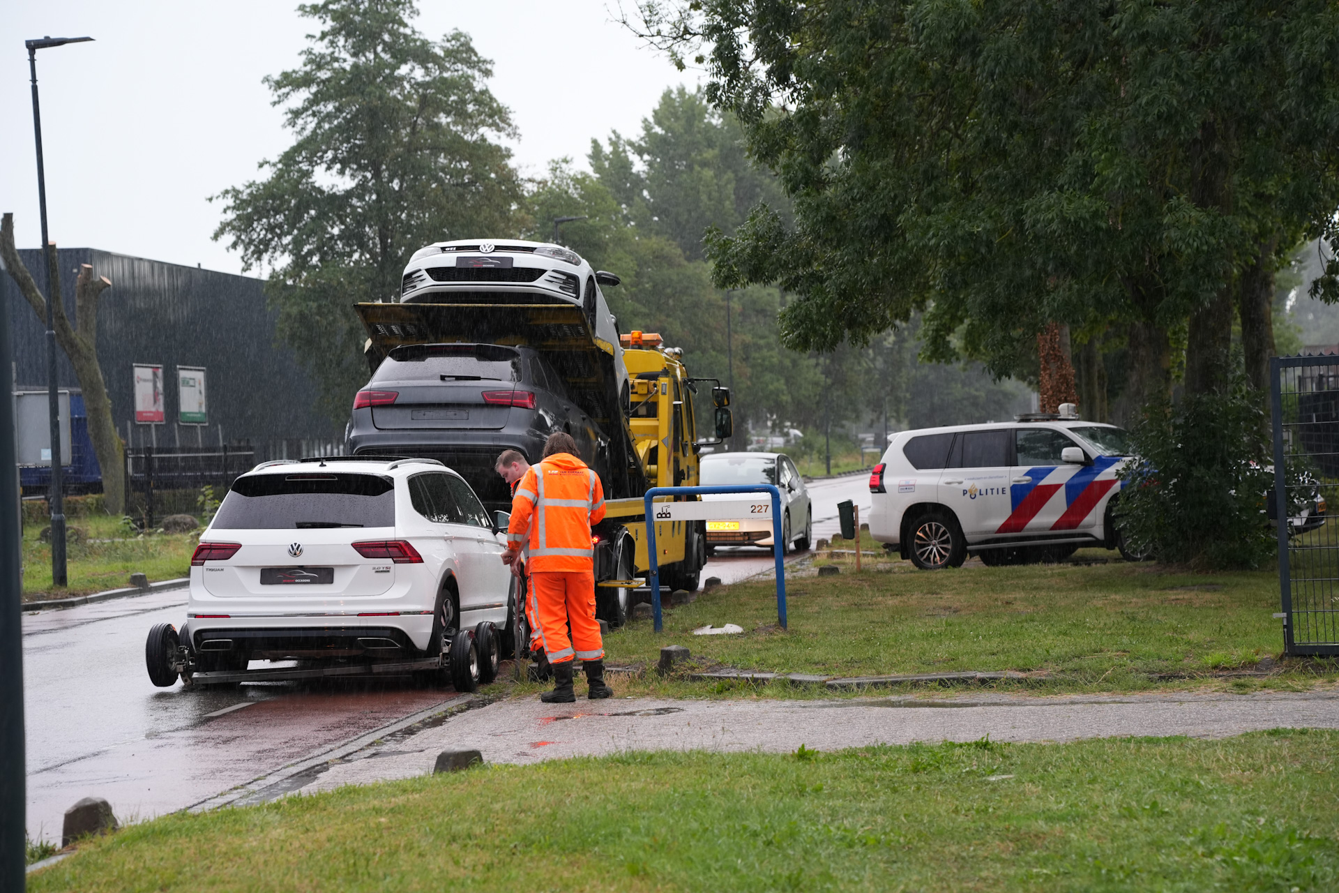 Politiehelikopter raakt gps-signaal kwijt, onderzoek leidt naar loods vol gestolen auto’s
