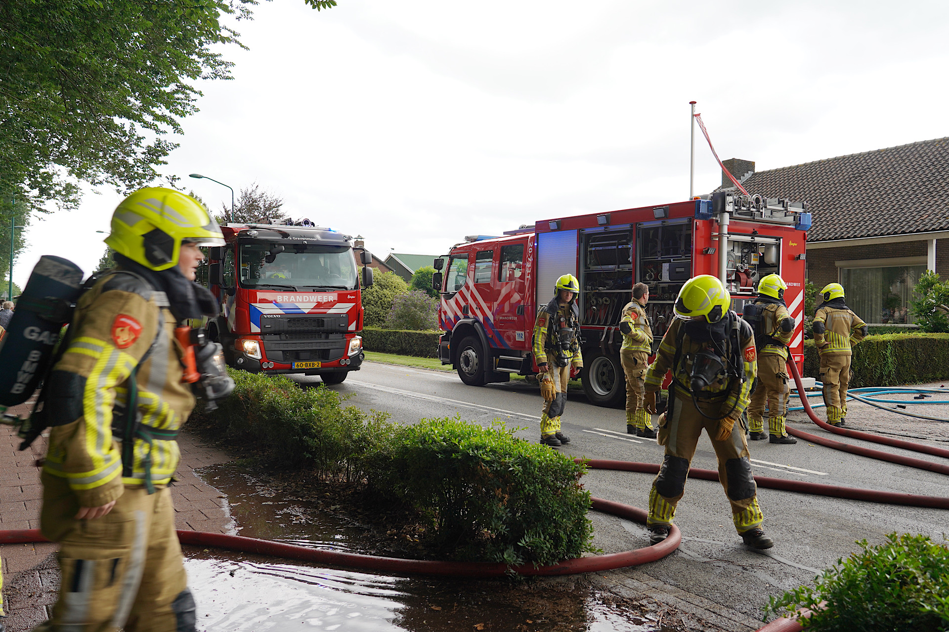Grasmaaier vat vlam in caravanstalling, brand snel onder controle