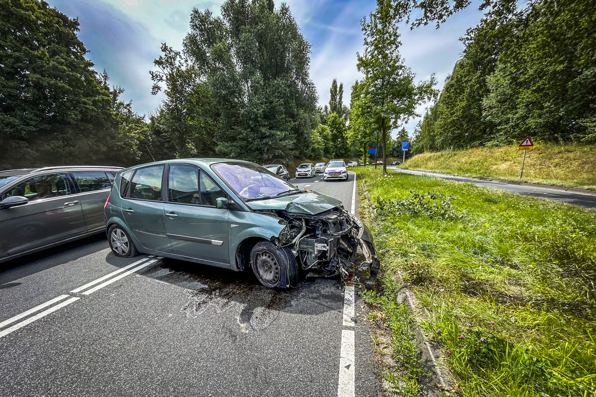 Automobiliste raakt van de weg en botst tegen lantaarnpaal