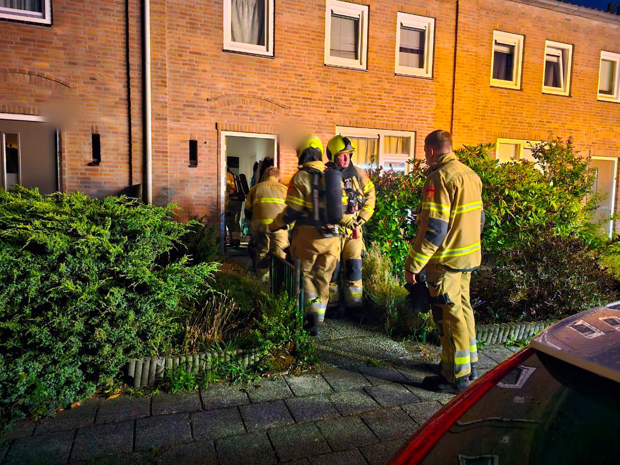 Woning vol rook door pannen op vuur, brandweer redt hond