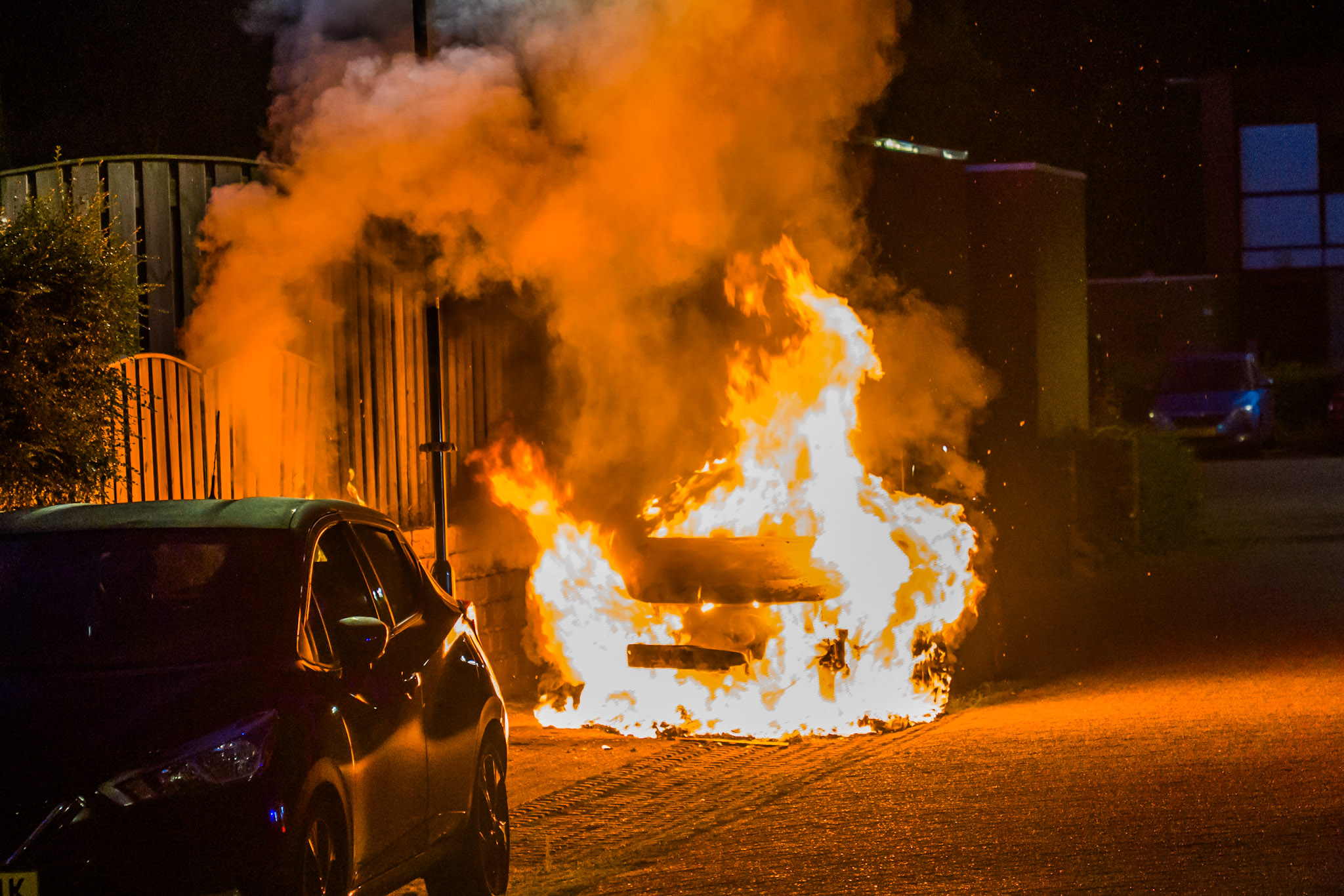 Geparkeerde auto uitgebrand, oorzaak onbekend
