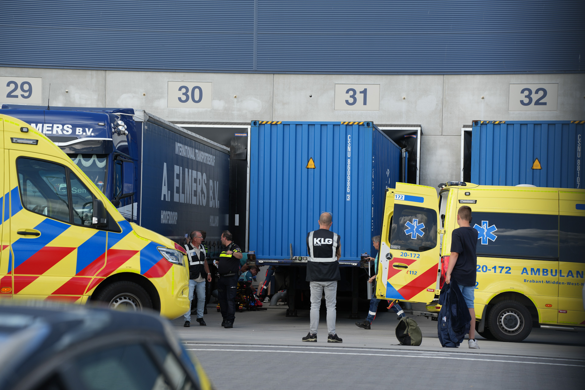 UPDATE: Vrachtwagenchauffeur raakt zwaargewond bij ongeval op terrein van transportbedrijf