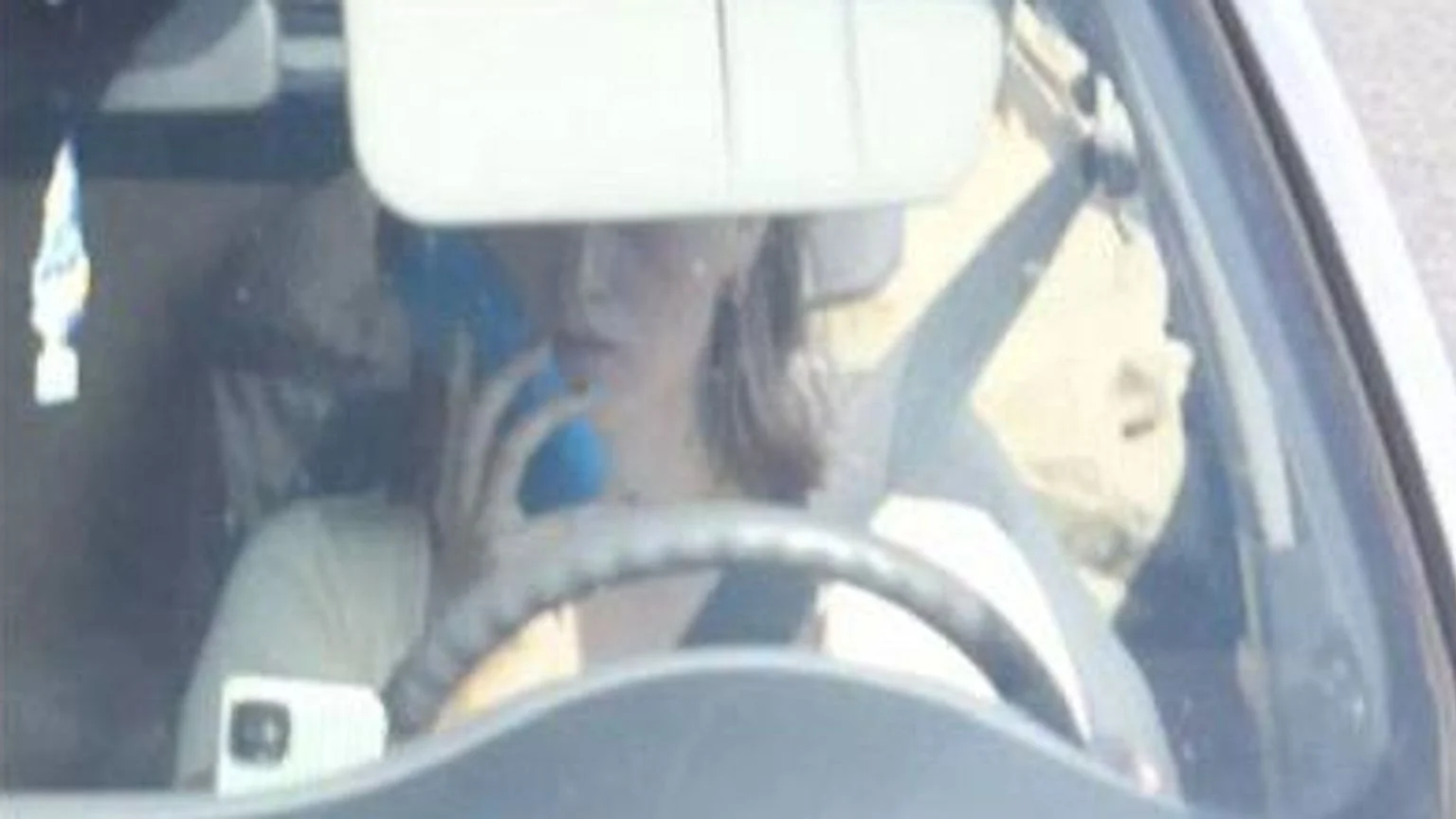 Oeps! Floortje krijgt boete van 440 euro voor ‘bellen in auto’: ‘Was icepack!’