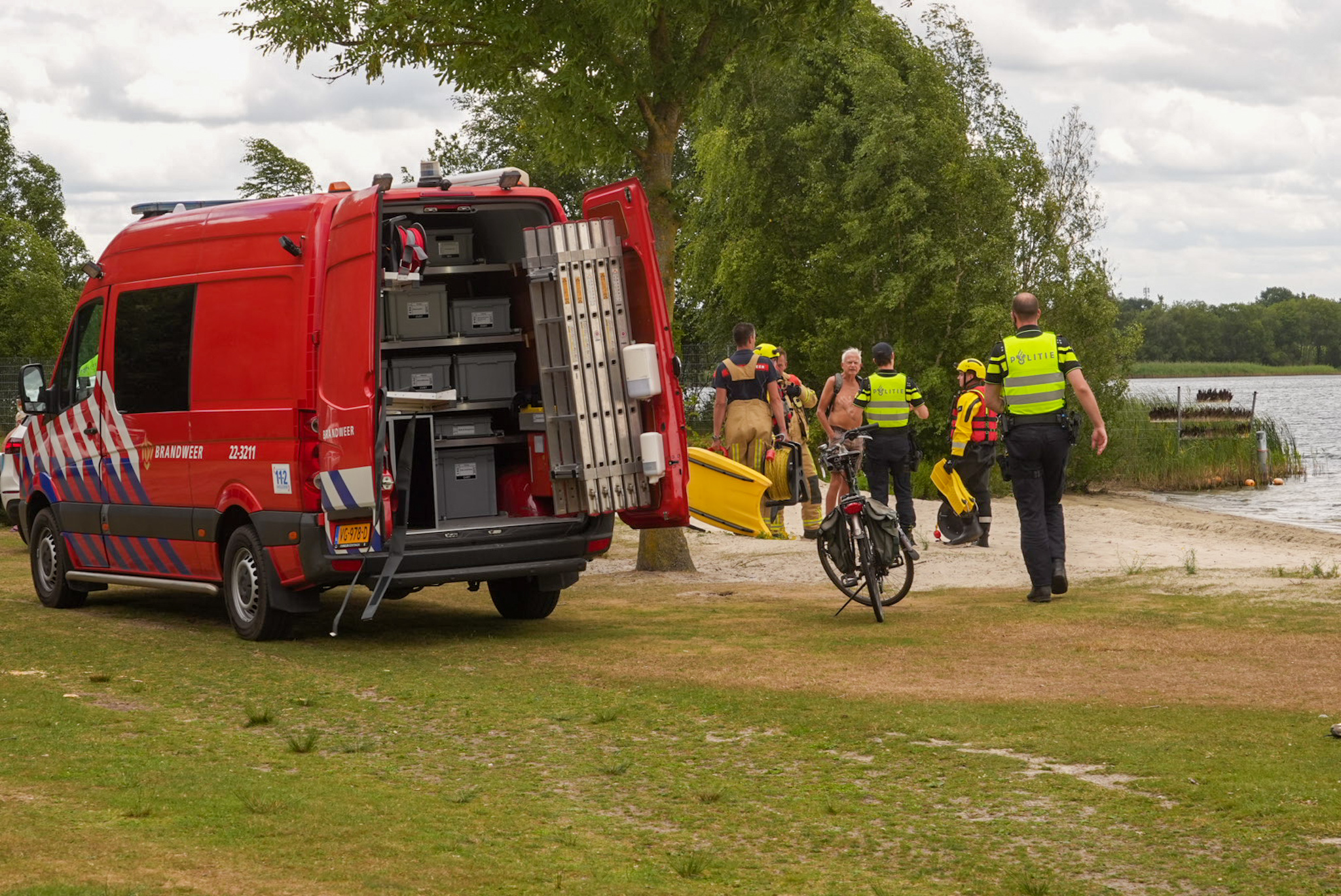 Vrouw verdwijnt uit zicht bij het zwemmen, hulpdiensten rukken uit