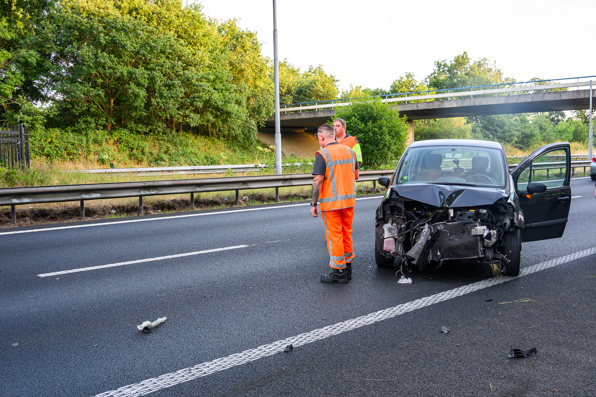 Auto botst tegen vangrail, veel schade als gevolg