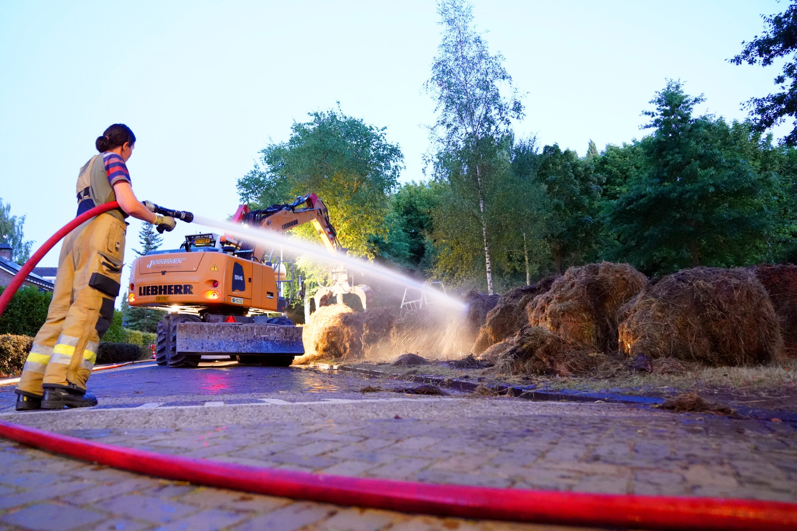 Ruim 15 hooibalen vliegen in brand