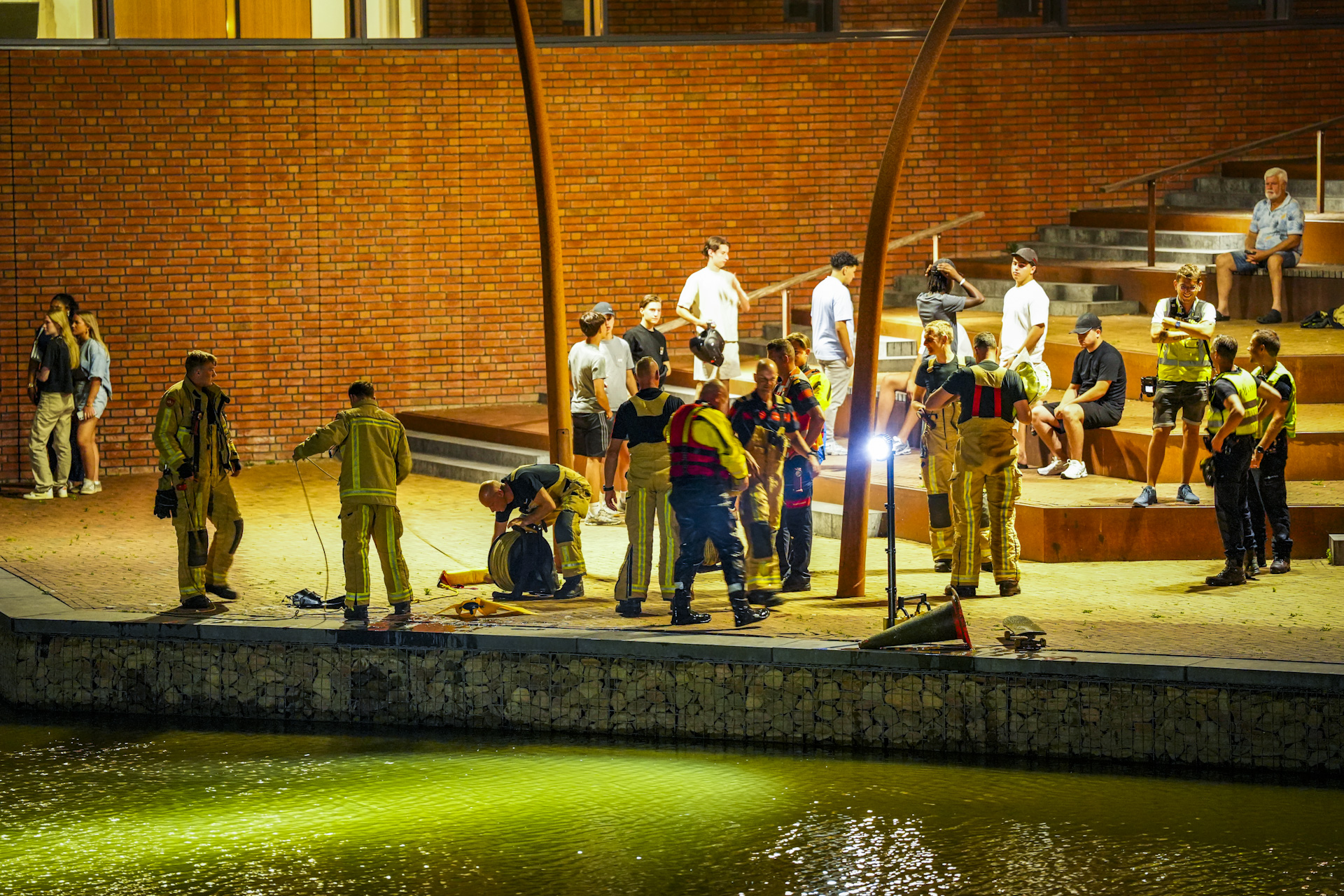 Hulpdiensten zoeken massaal naar drenkeling, maar vinden skateboard