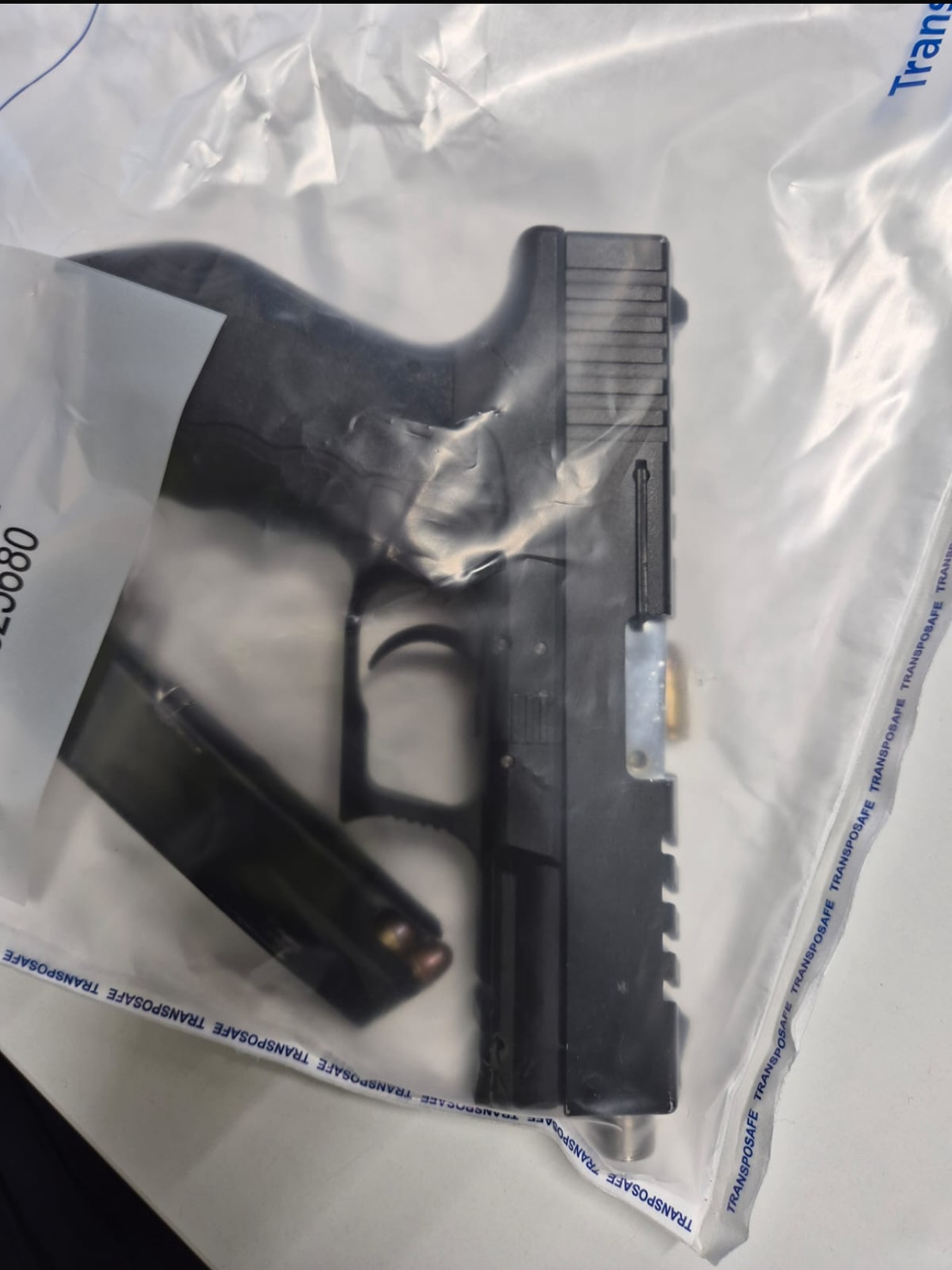 Bestuurder onder invloed aangehouden, vuurwapen en harddrugs in auto