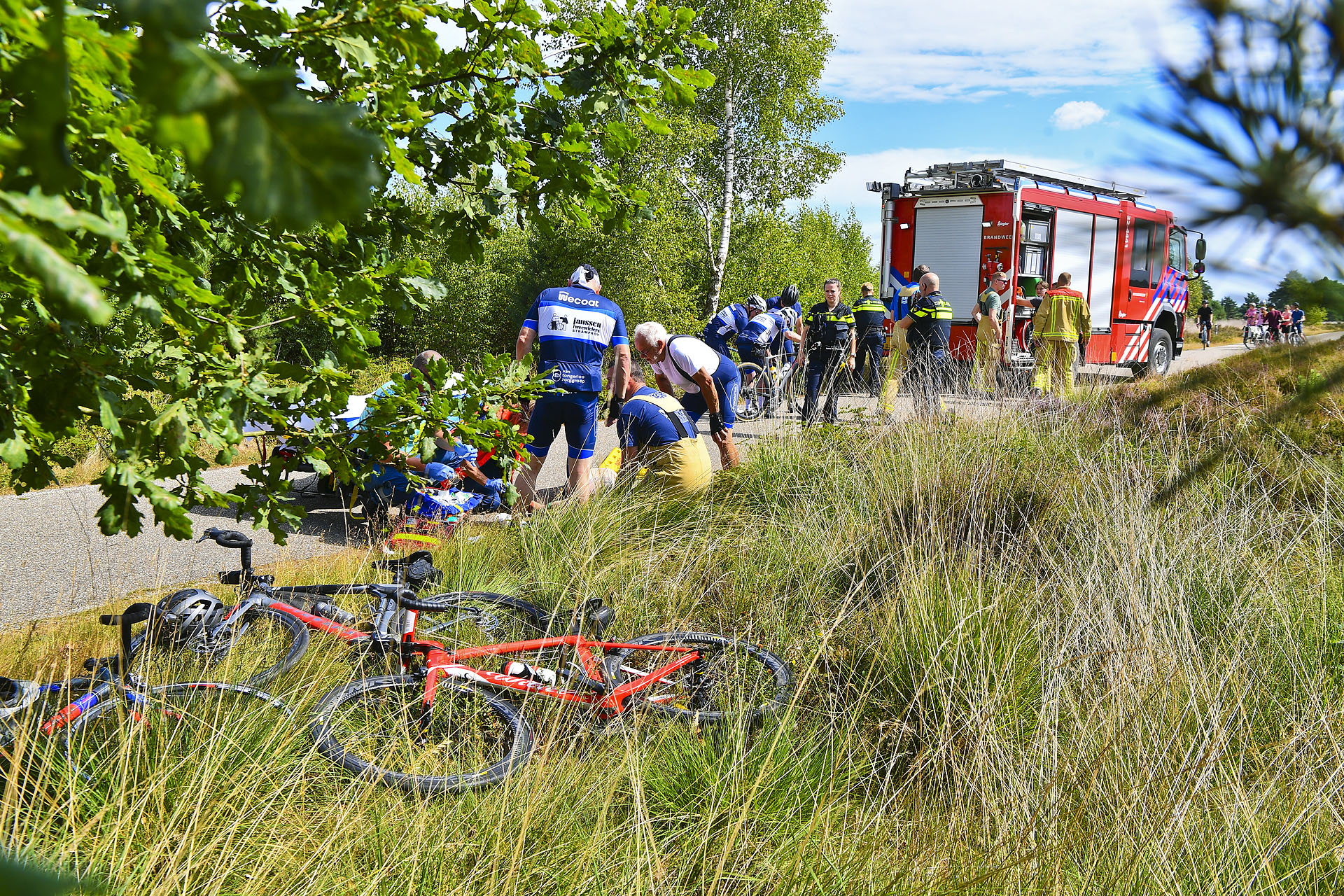 Valpartij met wielrenners: slachtoffer met ambulance naar ziekenhuis