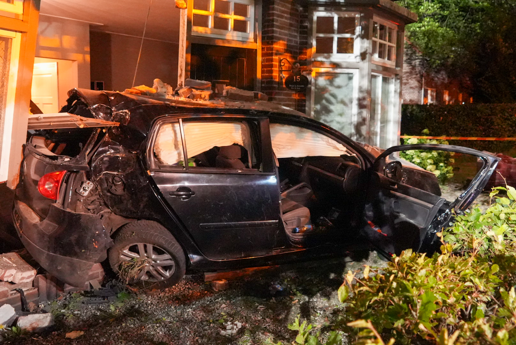 Auto rijdt huis binnen: woning staat op instorten, fles lachgas gevonden