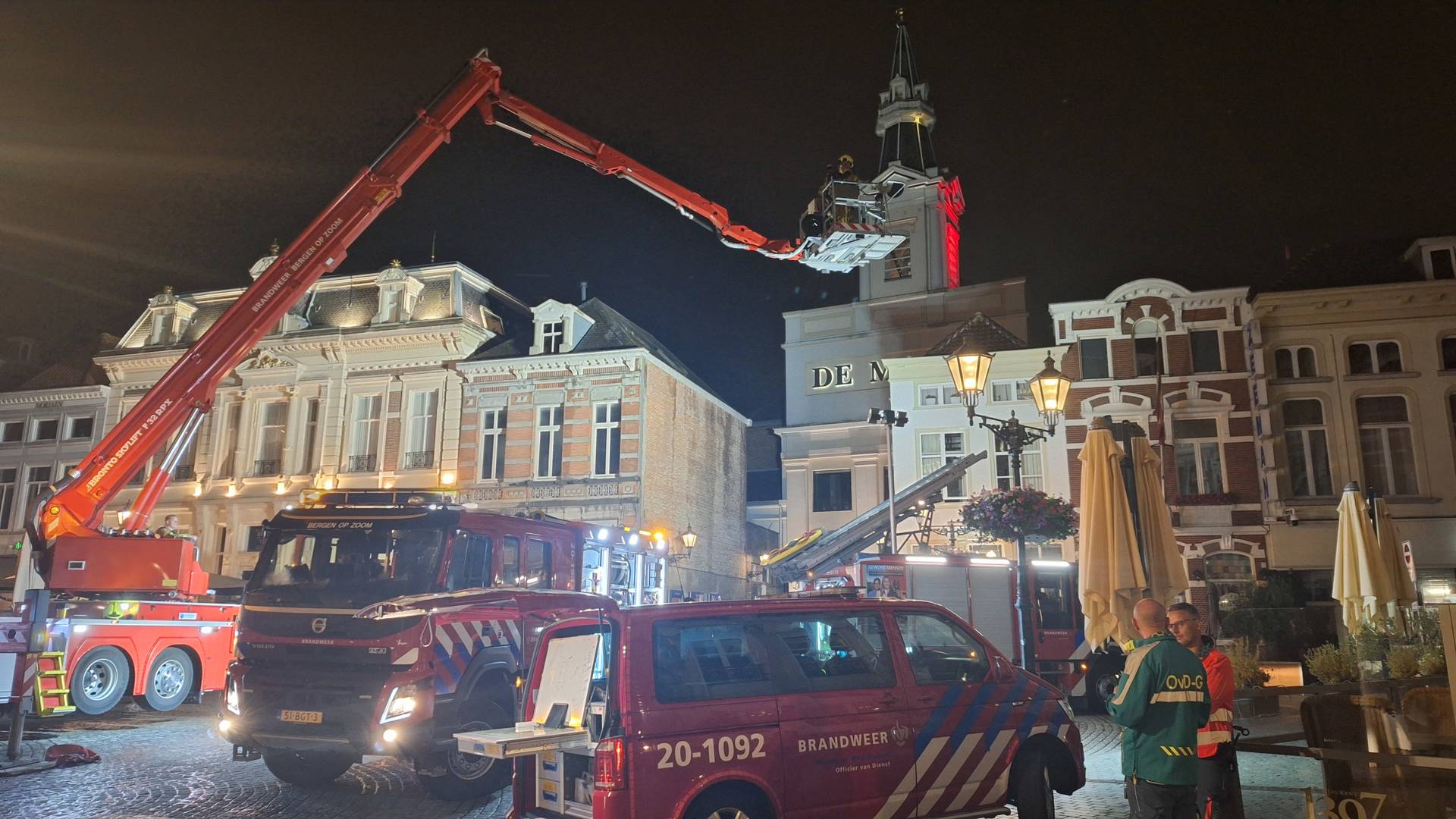 Uitslaande brand in historisch pand, hotel ontruimd
