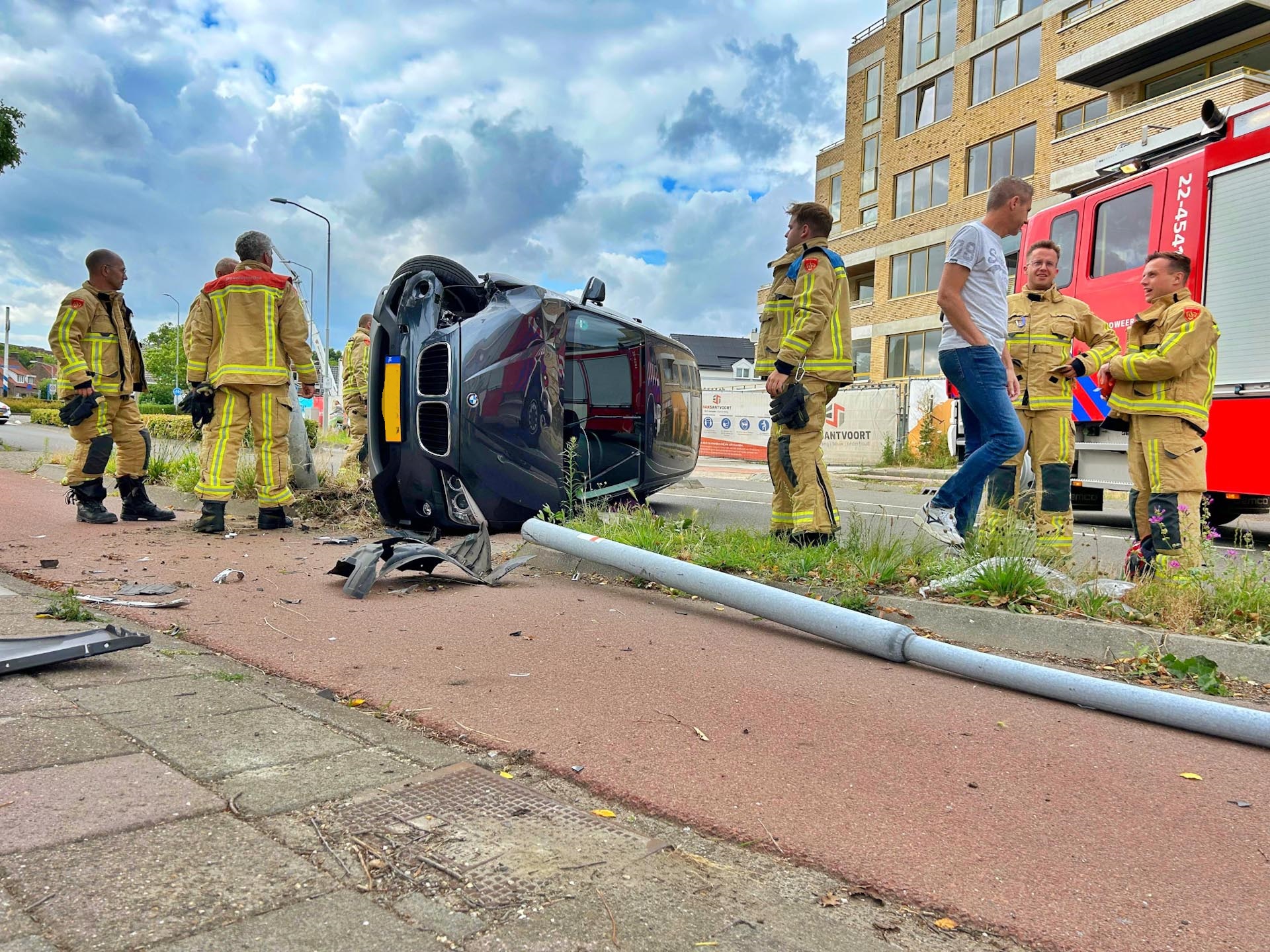 Automobilist wordt onwel en botst tegen paal